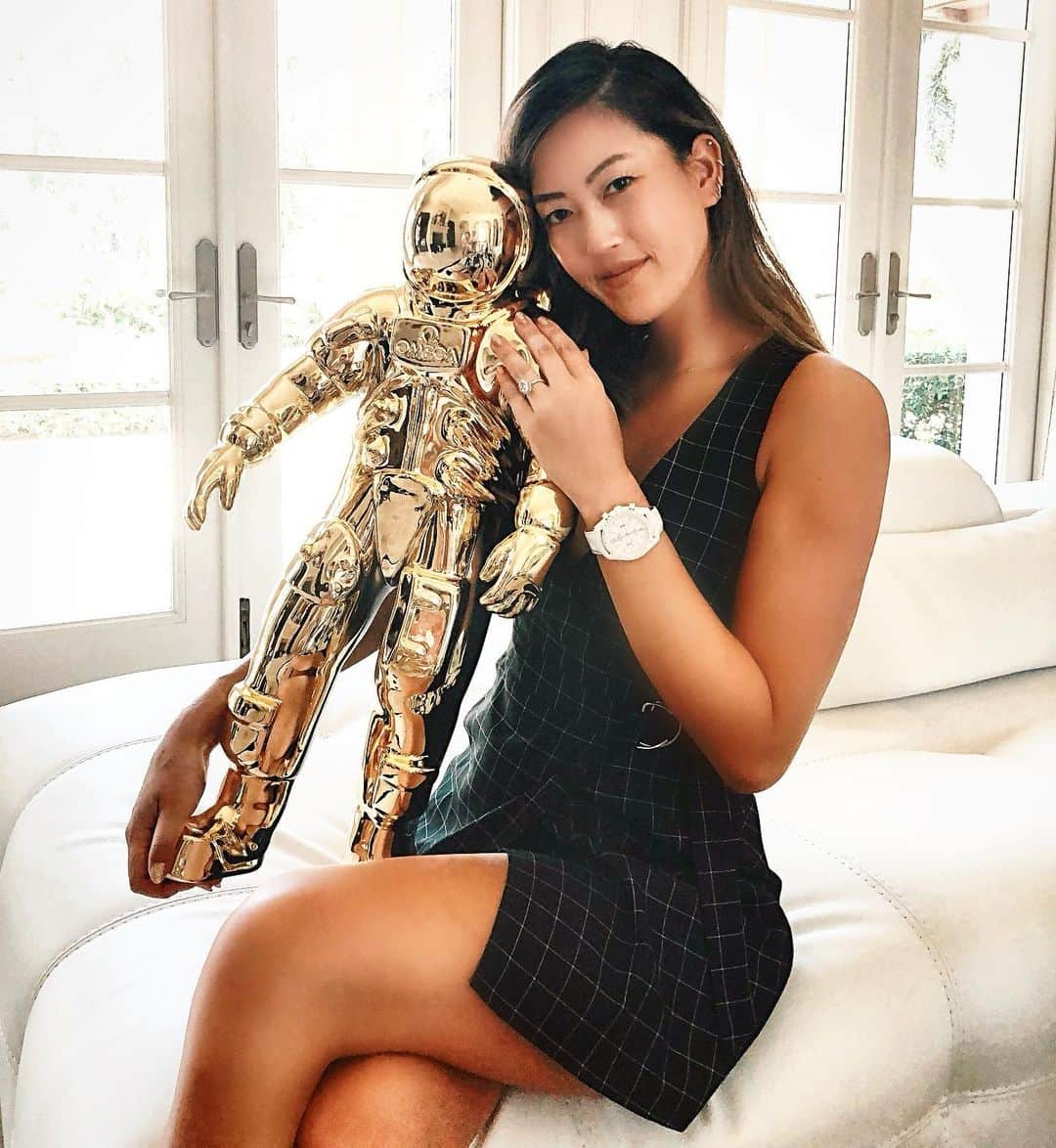 ミシェル・ウィーさんのインスタグラム写真 - (ミシェル・ウィーInstagram)「This is OMEGA's golden astronaut. He's handsome but not very chatty. We're celebrating the first watch worn on the Moon. #Moonwatch」6月23日 22時09分 - michellewiewest