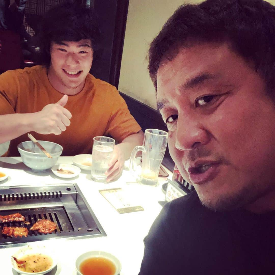 永田裕志さんのインスタグラム写真 - (永田裕志Instagram)「今宵盛岡大会終了後に付き人の上村選手と焼肉ゼァ。上村選手、付き人についた時はまだ体重が80キロしかなかったが、今では87キロになりました。どんどん食べて大きくなれよ(笑)。 #盛楼閣 #永田裕志 #上村優也 #第三世代 #新日本プロレス」6月23日 22時03分 - yuji_nagata