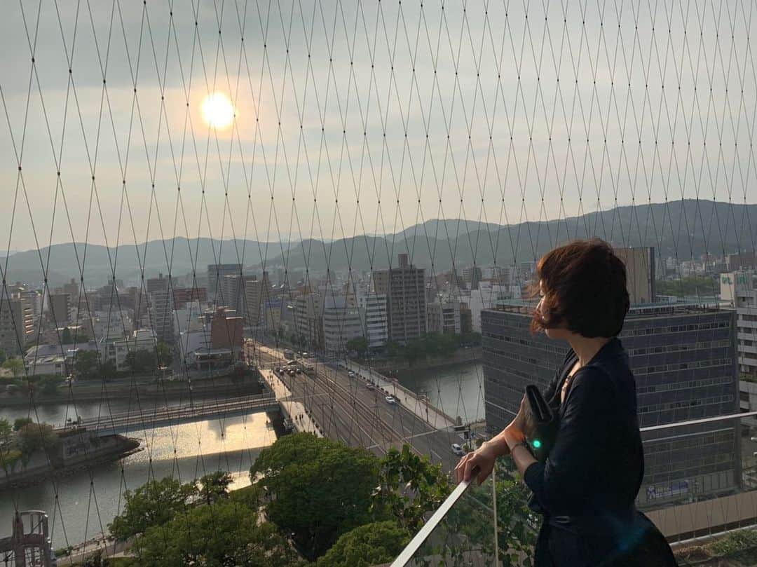 楊原京子さんのインスタグラム写真 - (楊原京子Instagram)「おりづるタワーから見た景色。 夕日が綺麗な穏やかな夕暮れ、 気持ち良い風を感じながら、 たくさんのことを感じました。 広島は本当にたくましくところだと 思いました。 ・ ・ #ヒロシマ #おりづるタワー #平和記念公園」6月23日 22時04分 - kyoko.yanagihara
