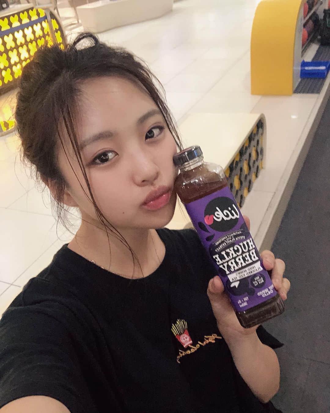 石井美音奈のインスタグラム：「フィリピンでも飲み物は基本、 “Water” or “coffee “  とても甘過ぎるから自然に求めちゃうけどこれは美味しかったよ 甘酸っぱめ🥴  でも沢山の氷と一緒飲んだからちょうど良かったのかも🥰」