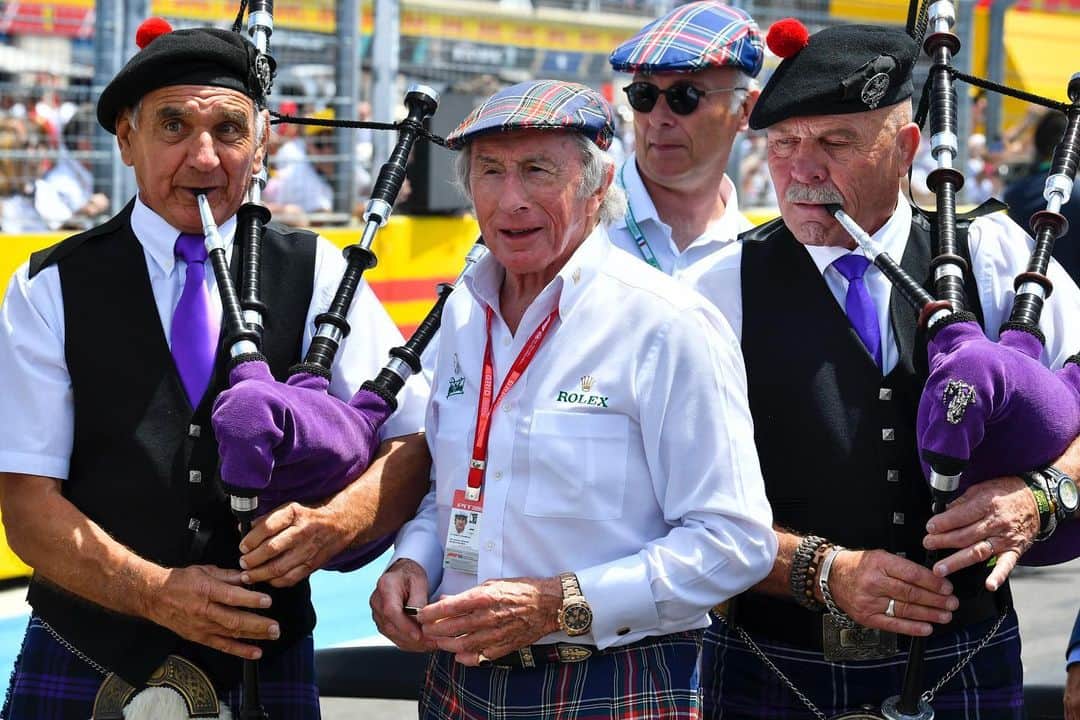 F1さんのインスタグラム写真 - (F1Instagram)「Tartan caps at the ready, and a giant Camembert! 🏴󠁧󠁢󠁳󠁣󠁴󠁿🇫🇷 . Celebrating Sir Jackie’s 80th birthday on the grid at @circuitpaulricard 👏👏👏 . #Formula1 #F1 #FrenchGP @sirjackiestewart」6月23日 22時05分 - f1