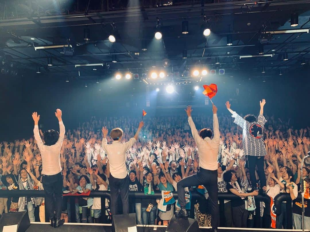 THE BAWDIESさんのインスタグラム写真 - (THE BAWDIESInstagram)「ツアー5本目！ 名古屋 DIAMOND HALL！ 最高の夜をありがとうございました！！ 新曲はもちろん、懐かしのあんな曲とかやれて、僕らも楽しかったです！！ 名古屋は来るたびにグルーヴ高まってるよ！ こっちも興奮しすぎてスラックスが破けてお尻がちょっと見えちゃってるのはここだけの話ですよ。。 次は怒髪天先輩の35周年で8月にまたすぐ名古屋戻って来るので、よろしくお願いします！！ by taxman  #名古屋diamondhall #グランパス #bawdies #お尻がちらり #何見てんのよ #すけべ」6月23日 22時05分 - thebawdies