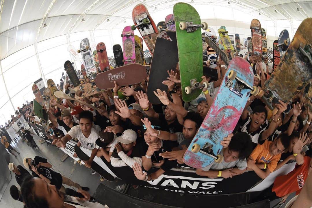 Vans Philippinesさんのインスタグラム写真 - (Vans PhilippinesInstagram)「That’s a wrap! Mad thanks to everyone who came through and celebrated #GoSkateboardingDay with us. 🏁 We’ll see you in our next event! More photos coming soon 🙌🏻 Skate shots by @mauihidalgo of @bluntmagazineph  #GSD2019 #VansSkate  #VansPhilippines」6月23日 22時18分 - vansphilippines