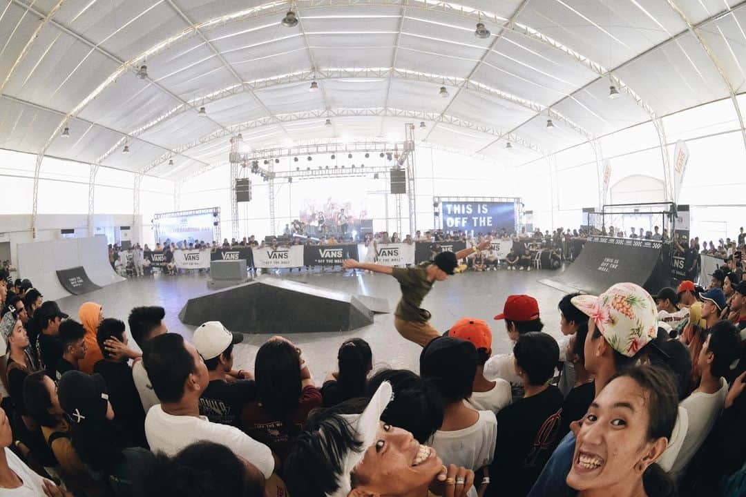 Vans Philippinesさんのインスタグラム写真 - (Vans PhilippinesInstagram)「That’s a wrap! Mad thanks to everyone who came through and celebrated #GoSkateboardingDay with us. 🏁 We’ll see you in our next event! More photos coming soon 🙌🏻 Skate shots by @mauihidalgo of @bluntmagazineph  #GSD2019 #VansSkate  #VansPhilippines」6月23日 22時18分 - vansphilippines