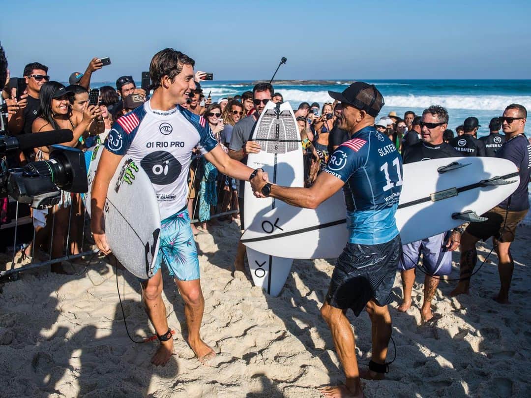 ケリー・スレーターさんのインスタグラム写真 - (ケリー・スレーターInstagram)「Thank you, Saquarema/Brazil. Coming here I didn’t know what to expect but the fanfare and surf and hospitality has been next level from everyone. I wish there was another of me to have more time for everyone. Thanks to @r_arona for looking after me and my crew all week. Thanks to @alekparker for filming it all and @taylorsteele for being my new caddy! A huge thanks to @badboyryry_ for always getting all of us surfers clips and pics from the days. Muito obrigado to the local crew at Barrinha (@raonimonteirooficial, #LeoNeves, etc) for letting me snag a few Off-the-wall like barrels before the event honed in on the spot. That’s an intense crowd and for good reason...the waves were seriously ridiculous! Obrigado #MarcoPolo for the art display representing important moments in my career. Wow! Amazing someone would document my history ins such a way! 🙏🏽 @lucianohuck thanks for the helicopter ride in from the airport. What a way to arrive into Rio! Nice job @filipetoledo on getting me yesterday. That was a fun heat. I’m gonna smash you next time! Haha. Anyway, hope everyone is enjoying the event and although not the best result I really enjoyed the competition which is what it’s all about. Word up. 🤟🏽」6月23日 22時18分 - kellyslater