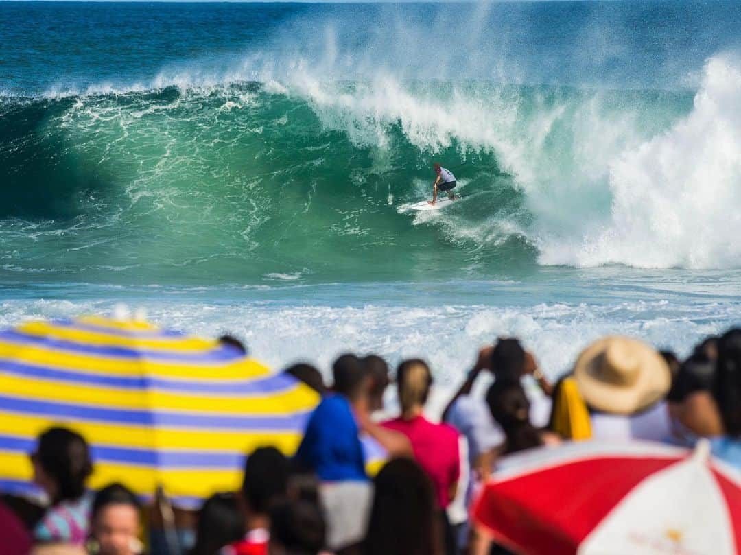 ケリー・スレーターさんのインスタグラム写真 - (ケリー・スレーターInstagram)「Thank you, Saquarema/Brazil. Coming here I didn’t know what to expect but the fanfare and surf and hospitality has been next level from everyone. I wish there was another of me to have more time for everyone. Thanks to @r_arona for looking after me and my crew all week. Thanks to @alekparker for filming it all and @taylorsteele for being my new caddy! A huge thanks to @badboyryry_ for always getting all of us surfers clips and pics from the days. Muito obrigado to the local crew at Barrinha (@raonimonteirooficial, #LeoNeves, etc) for letting me snag a few Off-the-wall like barrels before the event honed in on the spot. That’s an intense crowd and for good reason...the waves were seriously ridiculous! Obrigado #MarcoPolo for the art display representing important moments in my career. Wow! Amazing someone would document my history ins such a way! 🙏🏽 @lucianohuck thanks for the helicopter ride in from the airport. What a way to arrive into Rio! Nice job @filipetoledo on getting me yesterday. That was a fun heat. I’m gonna smash you next time! Haha. Anyway, hope everyone is enjoying the event and although not the best result I really enjoyed the competition which is what it’s all about. Word up. 🤟🏽」6月23日 22時18分 - kellyslater