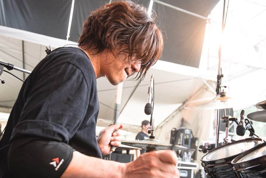 HIROSHIさんのインスタグラム写真 - (HIROSHIInstagram)「‪FREEDOM NAGOYA 2019‬ ‪あっと言うまの時間やったけど楽しかった。‬ ‪無料フェスを続けるって本当に凄い事やと思う。‬ ‪毎年、出演者やお客さんたちにはわからない問題は山ほどあると思う。‬ ‪けど今年で10年続けてきた。‬ ‪本当に凄い!‬ ‪これからも、もっともっと色々問題はあると思うけどずっと続けて欲しいフェスです。 ‪綿ありがとう。 一緒に遊んでくれたみんなほんまにありがとう!!!!! 次は10月27日Zepp名古屋に帰ってくるからまた遊ぼう。 待ってるよ♪ photo by @kawado_photo  #rottengraffty  #フリーダム」6月23日 22時12分 - hirorinq