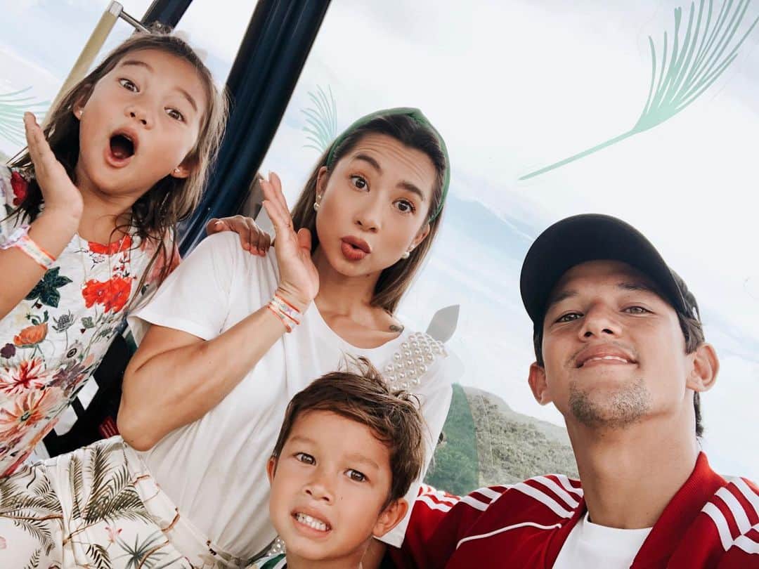 Jennifer Bachdimさんのインスタグラム写真 - (Jennifer BachdimInstagram)「Our face expressions after entering the Ngong Ping Cable Car with crystal floor 😱😂 But to be honest it was actually the other way around, the boys were scared and the girls had fun hahaha #teamBachdim #discoverHongKong #NgongPing #CableCar #HongKong」6月23日 22時13分 - jenniferbachdim