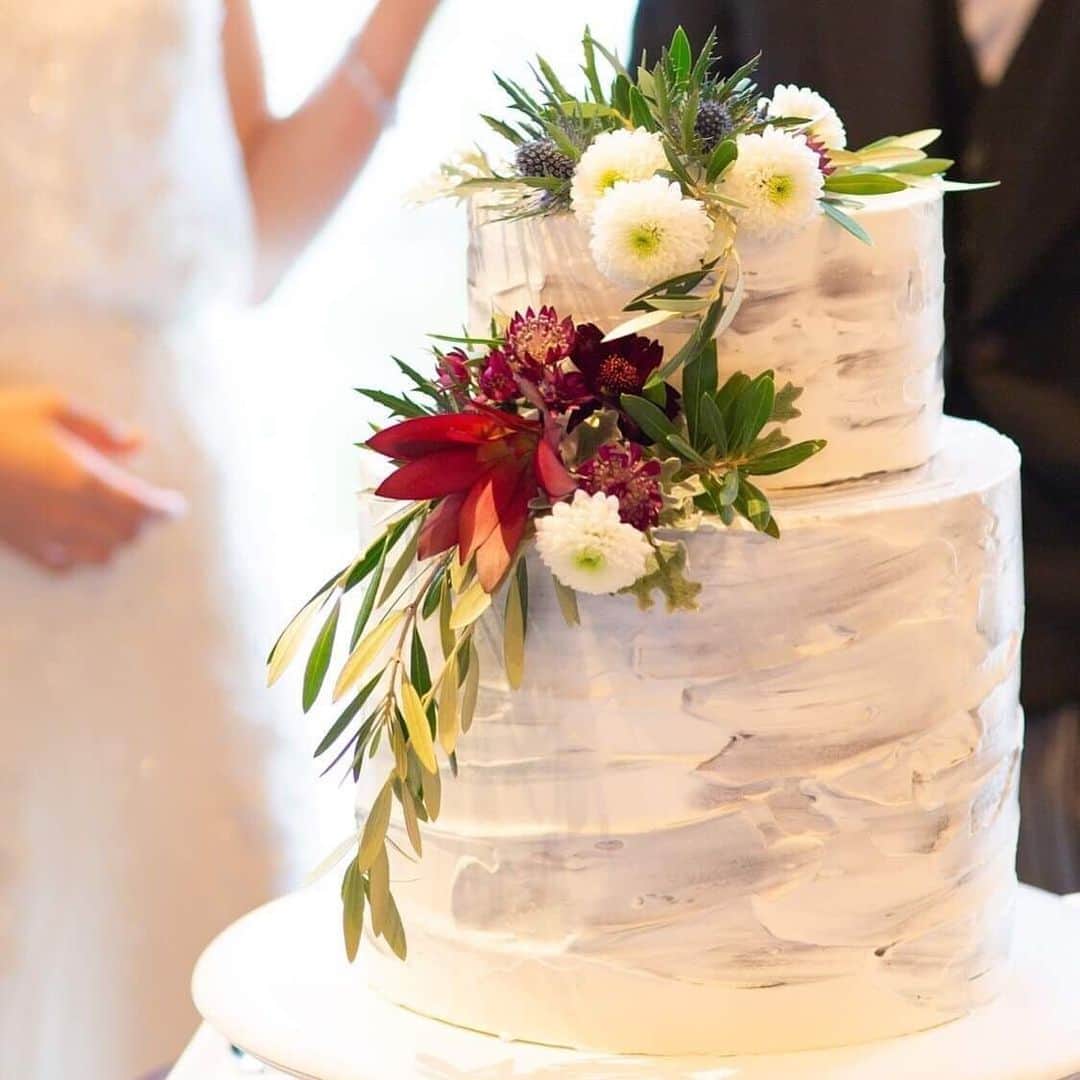 Wedding Park 公式さんのインスタグラム写真 - (Wedding Park 公式Instagram)「🎂ブーケとリンク！アザミとチョコレートコスモスのウエディングケーキ💐﻿ ﻿﻿﻿﻿﻿ こんばんは！ハナレポ編集部のがみこです🍰﻿ ﻿﻿ 可愛らしいネイキッドケーキや、ちょっとしたエンタメ要素のあるドリップケーキも引き続き人気がありますが、最近ではシンプルで落ち着いたデザインのケーキを選ばれている花嫁さんが多い気がします😌✨﻿ ﻿ nao..さんのウエディングケーキもシンプルで大人っぽいデザインですが、大好きなお花、アザミとチョコレートコスモスを使った"ブーケとリンクさせる"というひと工夫が❤️﻿ ﻿ ﻿ —————————————————————﻿﻿﻿﻿﻿ 👰nao..さんのハナレポ📝﻿﻿﻿ https://s.weddingpark.net/hanarepo/2590/﻿﻿﻿ —————————————————————﻿﻿﻿﻿﻿ ﻿ ケーキがシンプルということもあり、お花の鮮やかさが映えますね🌼﻿ ﻿ ﻿﻿﻿ //////////////////////////////﻿﻿﻿﻿﻿ #ウエパ と #ハナレポ をつけて﻿﻿﻿﻿﻿ 投稿して下さい❣️﻿﻿﻿﻿﻿ 素敵な投稿は @weddingpark で﻿﻿﻿﻿﻿ ご紹介させていただきます！﻿﻿﻿﻿﻿ //////////////////////////////﻿﻿﻿﻿﻿ ﻿﻿﻿﻿﻿ #ウエディングパーク #日本中の卒花嫁さんと繋がりたい #日本中のプレ花嫁さんと繋がりたい #2020春婚 #2020夏婚 #2020秋婚 #2020冬婚 #2019夏婚 #2019秋婚 #2019冬婚 #weddingpark #ウェディングケーキデザイン #結婚式ケーキ #ウエディングケーキ #ウェディングケーキ #アザミ #チョコレートコスモス #ブーケ #ウェディングブーケ #結婚式準備」6月23日 22時13分 - weddingpark