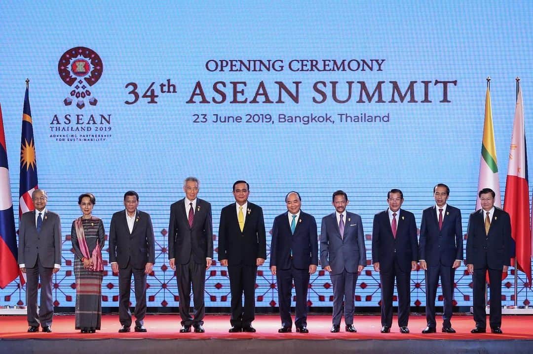 リー・シェンロンさんのインスタグラム写真 - (リー・シェンロンInstagram)「Am home from the @asean Summit!  During the retreat today, I spoke about the importance of #ASEAN centrality and a rules-based world order. I also called for ASEAN members to make a renewed push to conclude the Regional Comprehensive Economic Partnership (RCEP). In an uncertain environment, it is important that ASEAN remains united. We must continue to cooperate closely, engage and expand the progress that we have made together. – LHL ([1,2] MCI Photos by Fyrol, [3] Photo courtesy of Lianhe Zaobao)」6月23日 22時14分 - leehsienloong