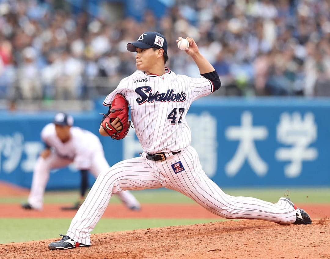 高橋奎二のインスタグラム：「9試合目で今季初勝利することが出来ました！ 野手の皆さんに助けられての1勝です！ 次はさらにいいピッチングが出来るように頑張ります💪 また熱いご声援よろしくお願いします😊」