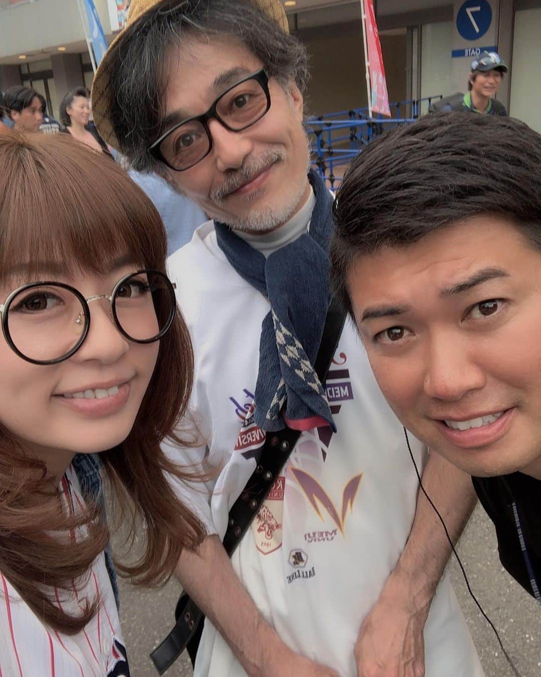 野崎鮎のインスタグラム：「1年ぶりにスーさんと神宮球場で野球観戦⚾️ セパ交流戦 ヤクルト🆚ロッテ 曇りだったけど雨に降られなくて良かった😊 ヤクルト勝利‼️ 帰り際、古畑さんに遭遇◡̈ 楽しい1日ありがとう♡ #swallows #神宮球場 #つば九郎 #すわほー #勝利  #カラオケスーさん #pl学園 #セパ交流戦 #dayoff #goodday #goodlife #happy #thankyou  #東京ヤクルトスワローズ #ヤクルトスワローズ #千葉ロッテマリーンズ」