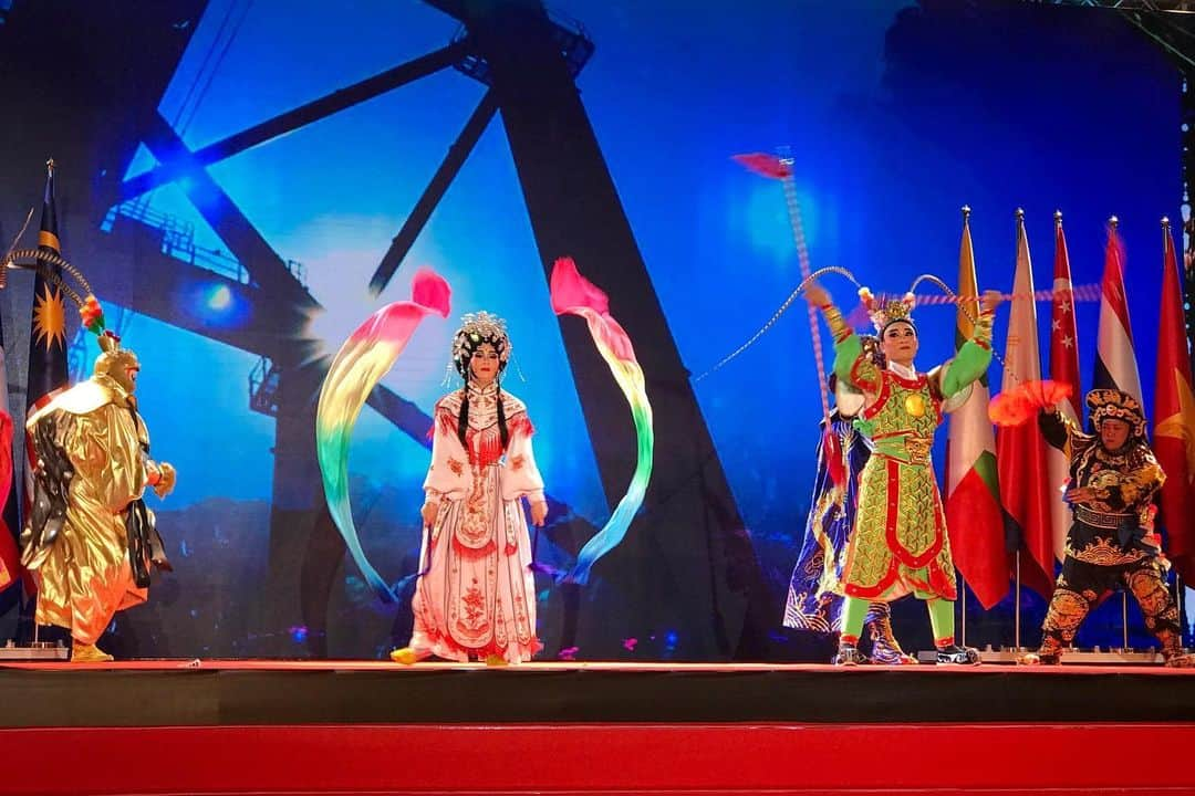 リー・シェンロンさんのインスタグラム写真 - (リー・シェンロンInstagram)「Some photos from the opening ceremony of the 34th @asean Summit.  Our Thai hosts put on another stunning cultural show for the opening ceremony! One of the items featured Hanuman (a central character from the Ramayana epic, who appears in nearly every Southeast Asian culture) holding a tablet while riding a segway. An intriguing mix of traditional arts and modern technology! – LHL (Photos by me)」6月23日 22時17分 - leehsienloong