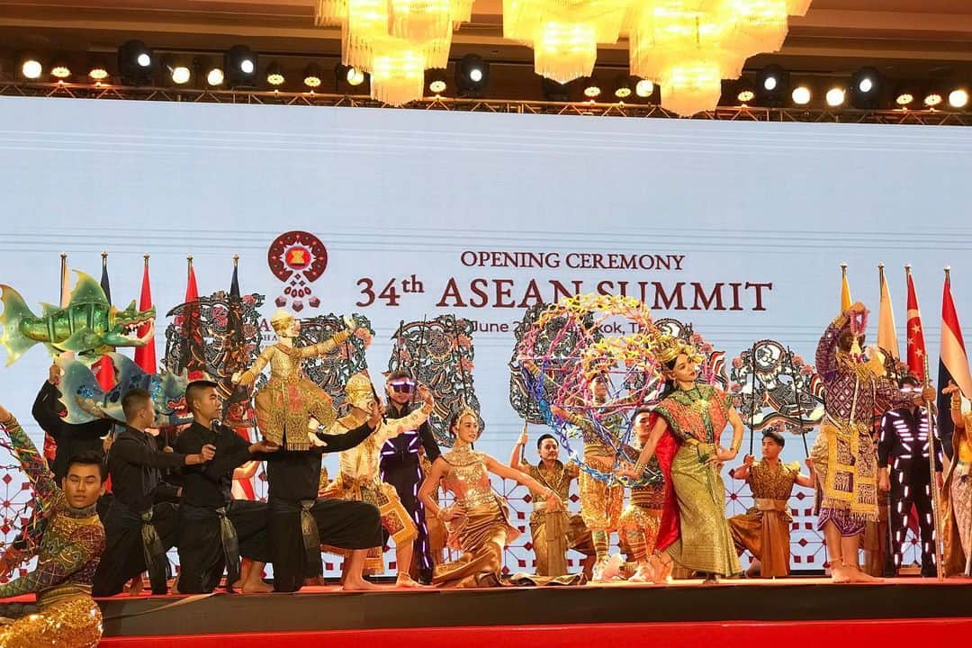 リー・シェンロンさんのインスタグラム写真 - (リー・シェンロンInstagram)「Some photos from the opening ceremony of the 34th @asean Summit.  Our Thai hosts put on another stunning cultural show for the opening ceremony! One of the items featured Hanuman (a central character from the Ramayana epic, who appears in nearly every Southeast Asian culture) holding a tablet while riding a segway. An intriguing mix of traditional arts and modern technology! – LHL (Photos by me)」6月23日 22時17分 - leehsienloong