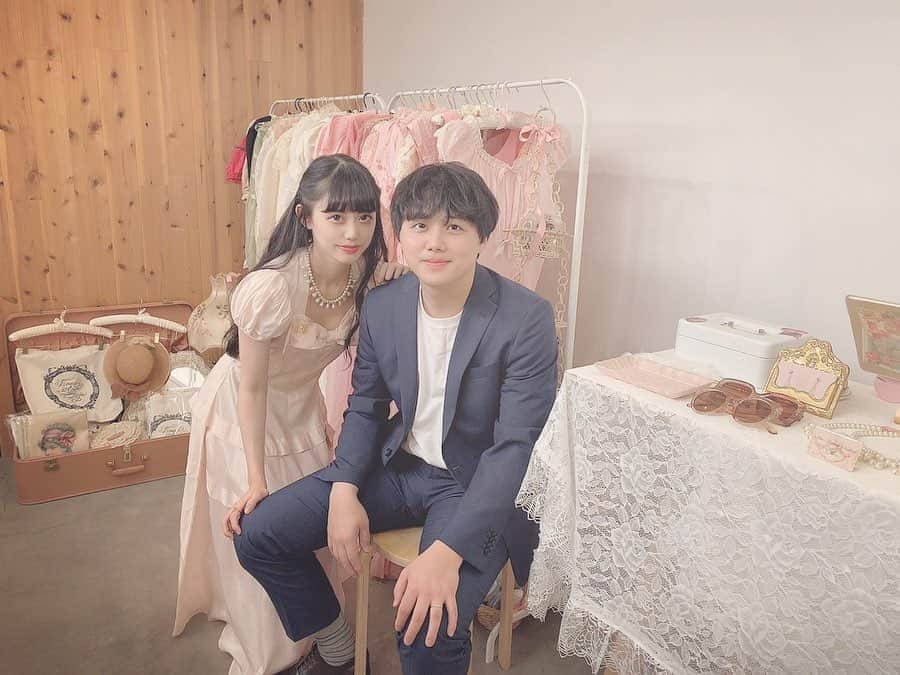 酒元麻衣（まいへー）のインスタグラム：「POPUP名古屋二日間本当にありがとうございました♡本当に沢山の方にお越しいただきました😭@vieuxrosevintageofficial の商品を手にとり喜んでいただき本当に嬉しかったです😭♡ そして今日はぽんがお手伝いしてくれました🤣🌹ぽんが来ると聞いて二日間連続できてくれた子もいたり、、😭ぽんも皆さんとお話できてとっても嬉しそうでした🤣お話してくれてありがとう♡ 最後に一緒にPOPUPを開催した @candy_meow615 のみえこさんと @_meltheart_ のひかりさん、ベテランのお二人には本当に沢山助けて頂きました😭一緒に開催出来て本当に楽しかったです☺️🌹ありがとうございました😭♡ 文章がぐちゃぐちゃになってしまってごめんなさい😭 とにかく幸せな二日間でした😢💗💗💗 ご来場して下さった皆様からのdmも少しずつ読ませて頂きます😭💗お返事しますので少し待っていただけると嬉しいです😭💗」