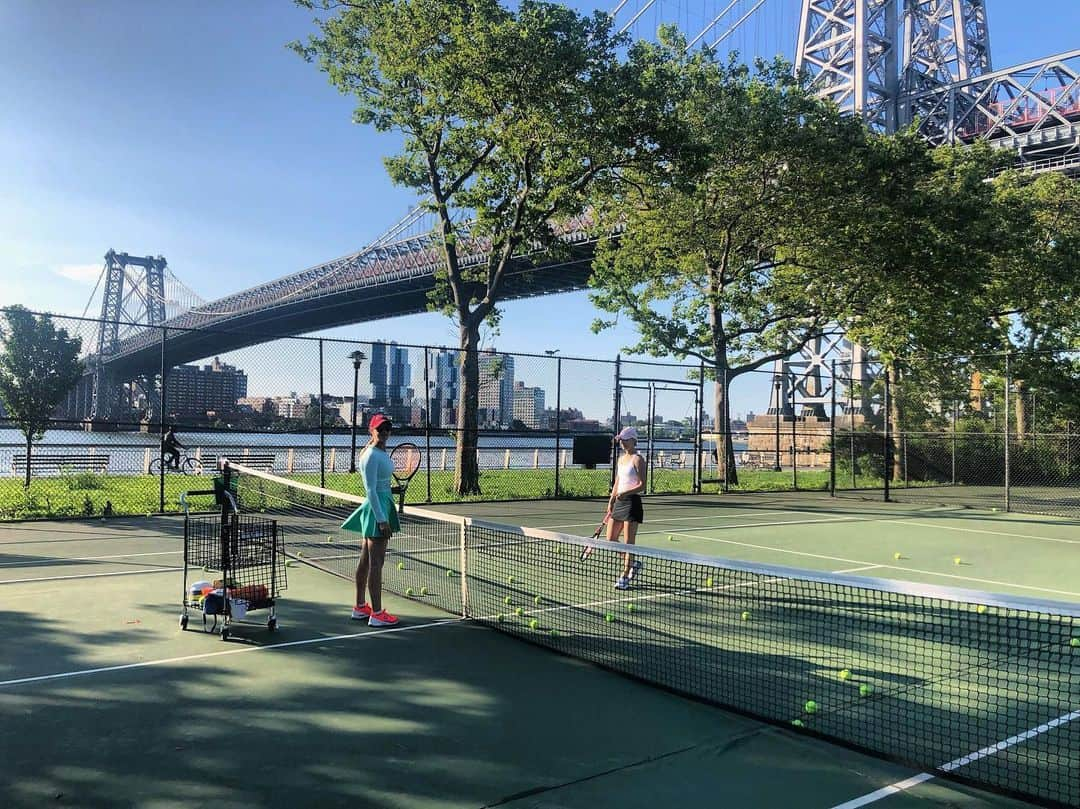 キーラ・コルピさんのインスタグラム写真 - (キーラ・コルピInstagram)「Tennis in the city! I’m still a beginner but it’s so much fun to train with @coach_marina 🎾」6月23日 22時17分 - kiira_korpi