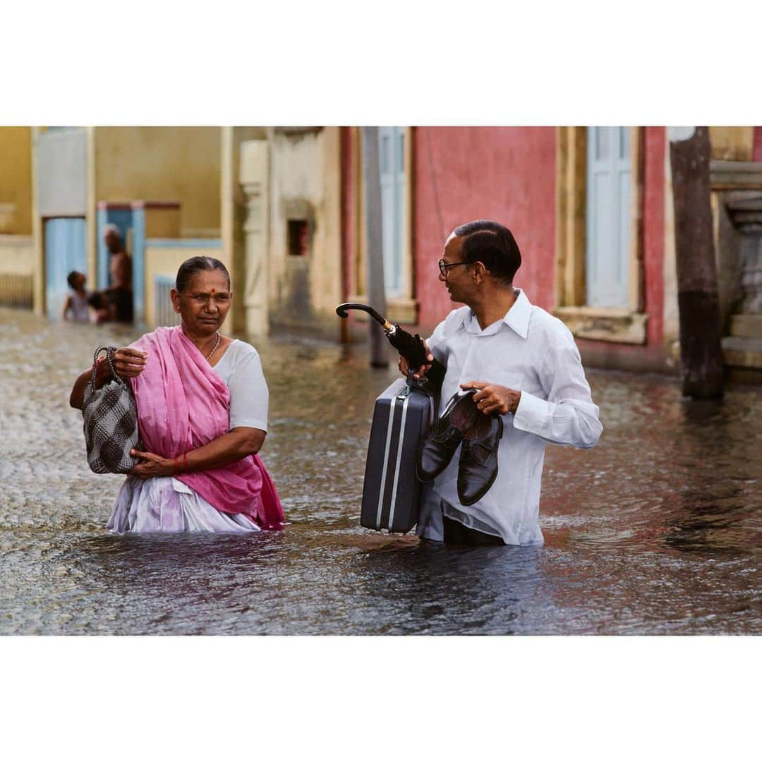 スティーブ・マカリーさんのインスタグラム写真 - (スティーブ・マカリーInstagram)「Couple wades through monsoon waters. #Porbandar, #Gujarat, #India, 1983.」6月23日 22時27分 - stevemccurryofficial