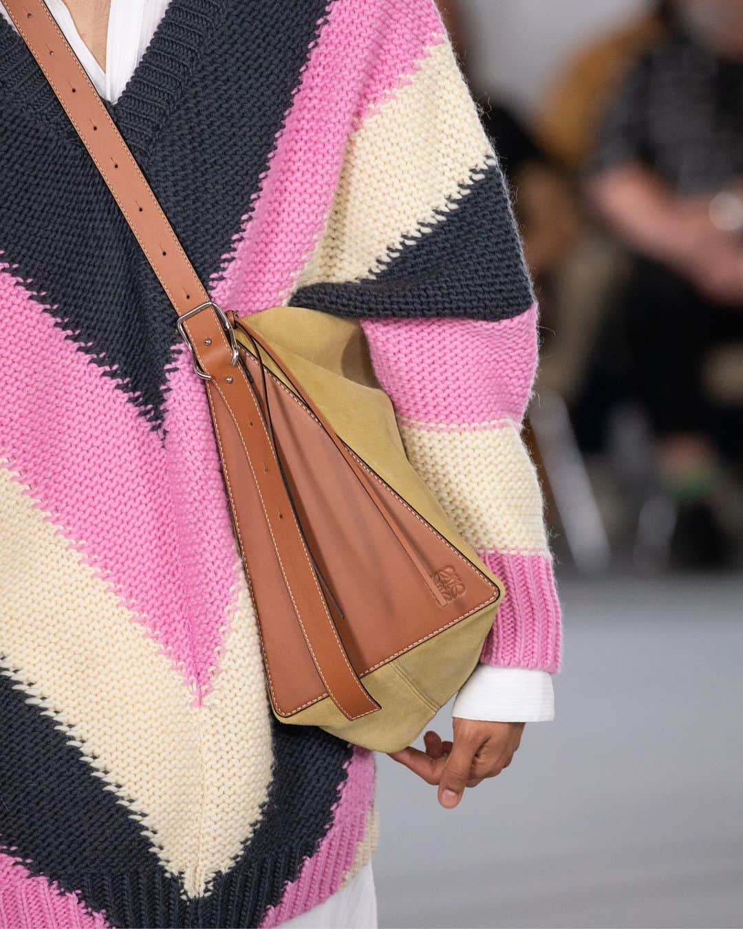 Loeweさんのインスタグラム写真 - (LoeweInstagram)「LOOK 41  Chevron striped knitwear styled with new Berlingo bag for men  #LOEWESS20 Menswear presented at Maison de l’UNESCO, Paris  #LOEWE #ParisFashionWeek #PFW #Menswear」6月23日 22時27分 - loewe