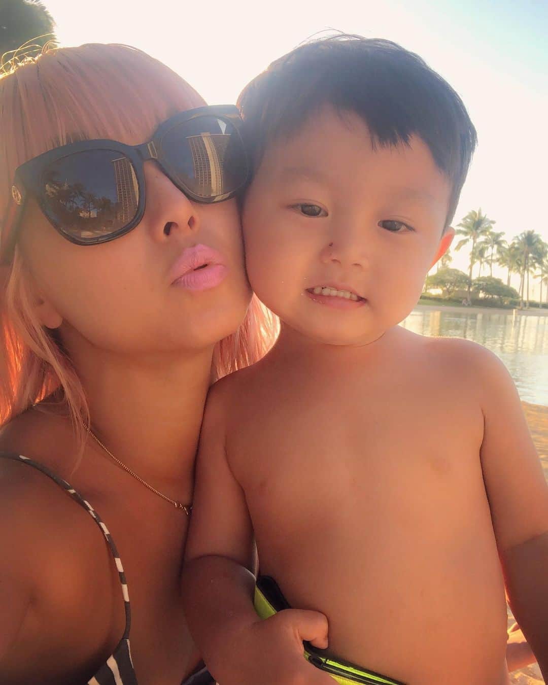 Nazukiのインスタグラム：「Hawaiiから帰国して1週間🏝🤙 ハワイモードからなかなか抜けれず😰 やっと少しずつ、通常生活に戻ってきました😭  レンもハワイがかなり楽しかったみたいで、帰国した途端、突発性発疹になり😰熱が下がったら、聞いてはいたものの、通称、不機嫌病になり😱 周りの話を聞き覚悟してはいたが、 不機嫌max‼️😱 何をしても不機嫌だから、私は固まって、見守る感じでした😅  今はもうすっかり機嫌よく、あれはなんだったのか😅 いきなり、よく喋るようになりました😭✌🏻 ハワイの刺激もレンにとって、ほんとによかった🤙👍 #hawaii #hawaiilife #trip #family #tokyo #子連れハワイ  #子連れ旅行 #シンママ #ハワイの思い出」