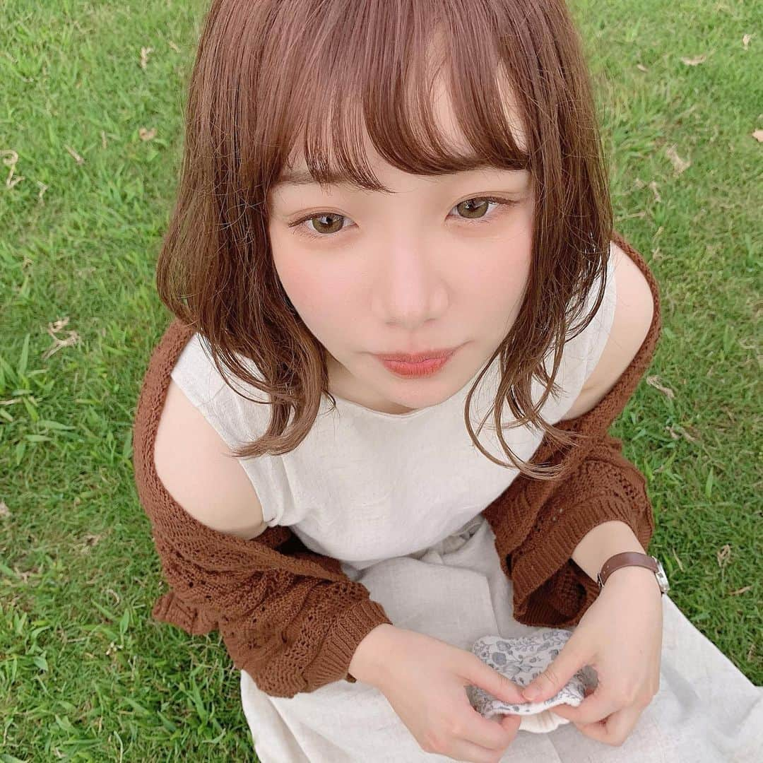 きりまるさんのインスタグラム写真 - (きりまるInstagram)「. . こちらは晴天になっ☀️ . . わたしのごりごりの腕を絶妙にうまく 隠して撮ってくれていつもありがとう☀️ （隠せてないぞって） ＋肩幅ひろいのとはと胸なのが悩みです。😞 . . ワンピじゃなくてセットアップとして着てる！ この色味と素材が好きすぎてお気に入り！♡ @fifth_store  のだよう！ . . カバンの中はいつも、 お財布、キーケース、ハンカチ リップ（気分で違う）おくすり諸々 をいれてます！メイク直しは面倒くさいので しません！ポーチは持ち歩かないです （ここ女子力しっかり） . . 矯正で笑顔がめちゃくちゃ違和感あるけど この顔も期間限定ってことで楽しむことにしました☀️ というかフォロワーの方にこの考え方 教えて頂いていっきに心が楽になったよう😝 ありがとうございますっ！がんがん前にだしてこっと笑 . . #fifthtl#fifth#プチプラ#シンプル#セットアップ#フィフス#ナチュラルリネンスリーブレストップス#ナチュラルリネンフレアラップスカート」6月23日 22時20分 - kirimaruuu