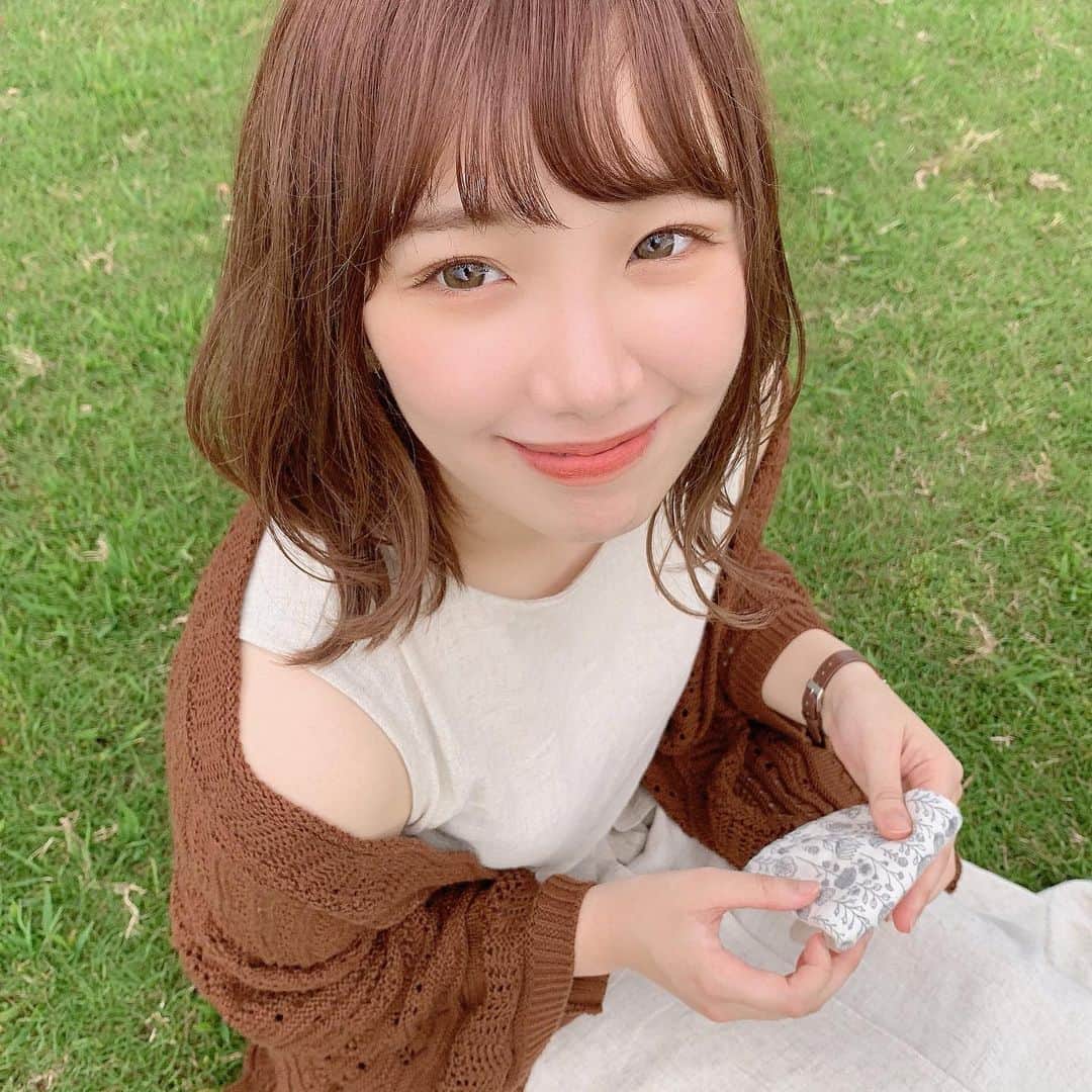 きりまるさんのインスタグラム写真 - (きりまるInstagram)「. . こちらは晴天になっ☀️ . . わたしのごりごりの腕を絶妙にうまく 隠して撮ってくれていつもありがとう☀️ （隠せてないぞって） ＋肩幅ひろいのとはと胸なのが悩みです。😞 . . ワンピじゃなくてセットアップとして着てる！ この色味と素材が好きすぎてお気に入り！♡ @fifth_store  のだよう！ . . カバンの中はいつも、 お財布、キーケース、ハンカチ リップ（気分で違う）おくすり諸々 をいれてます！メイク直しは面倒くさいので しません！ポーチは持ち歩かないです （ここ女子力しっかり） . . 矯正で笑顔がめちゃくちゃ違和感あるけど この顔も期間限定ってことで楽しむことにしました☀️ というかフォロワーの方にこの考え方 教えて頂いていっきに心が楽になったよう😝 ありがとうございますっ！がんがん前にだしてこっと笑 . . #fifthtl#fifth#プチプラ#シンプル#セットアップ#フィフス#ナチュラルリネンスリーブレストップス#ナチュラルリネンフレアラップスカート」6月23日 22時20分 - kirimaruuu