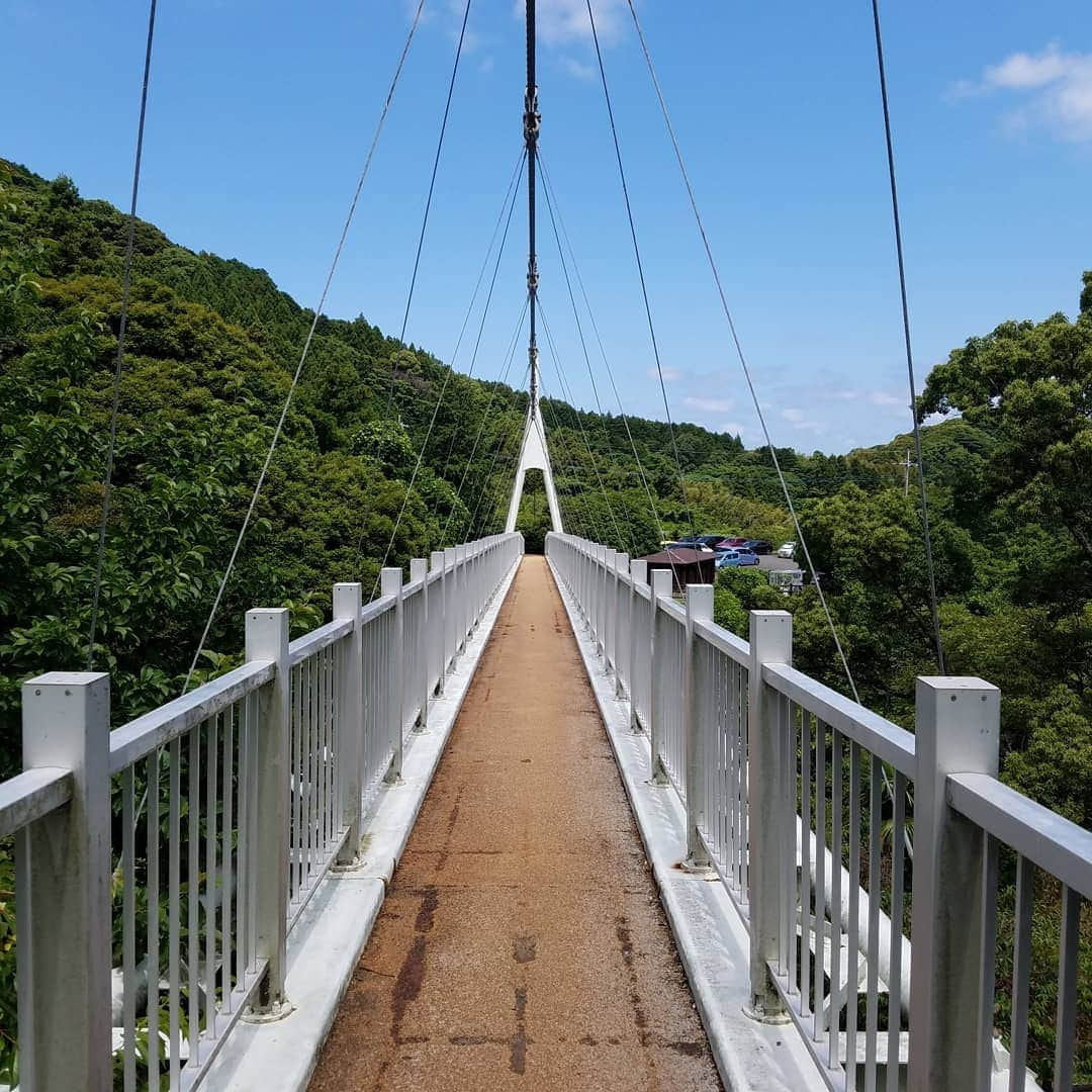 田畑竜介さんのインスタグラム写真 - (田畑竜介Instagram)「二丈岳登頂✨  標高は低いけど、 なかなかのアップダウンがあって、 意外とタフな登山道でした😅  ただ、頂上からの景色は 疲れを忘れさせてくれました😊 下山したら疲れを思い出しましたが😓  天気も見通しも良く、 眺め抜群でした✨  #糸島市 #二丈岳  #山頂 #711m  #登山」6月23日 22時21分 - tabacchi_rkb