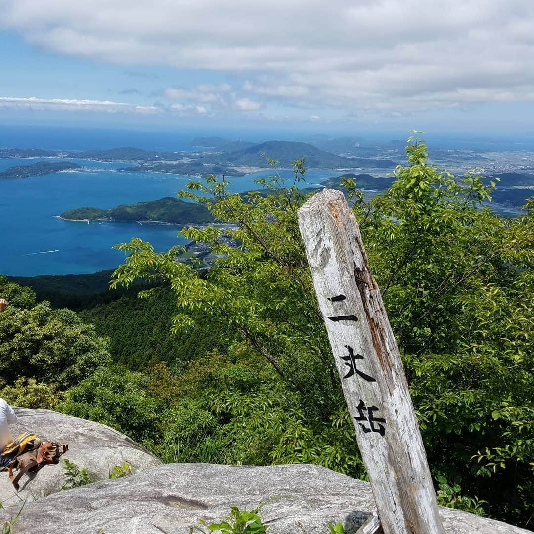 田畑竜介さんのインスタグラム写真 - (田畑竜介Instagram)「二丈岳登頂✨  標高は低いけど、 なかなかのアップダウンがあって、 意外とタフな登山道でした😅  ただ、頂上からの景色は 疲れを忘れさせてくれました😊 下山したら疲れを思い出しましたが😓  天気も見通しも良く、 眺め抜群でした✨  #糸島市 #二丈岳  #山頂 #711m  #登山」6月23日 22時21分 - tabacchi_rkb