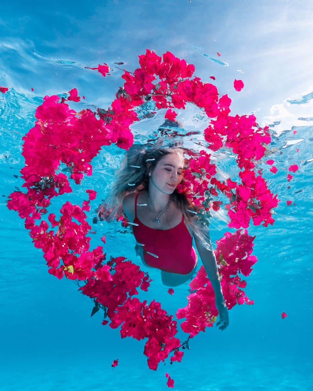 サシャ・カリスさんのインスタグラム写真 - (サシャ・カリスInstagram)「How pink is too pink? 😉 Diving into magenta color with @tmobile 💗 #underwater #underwaterphotography #bahamas #magenta #ad #SimpleGlobal」6月23日 22時21分 - _bahamasgirl_