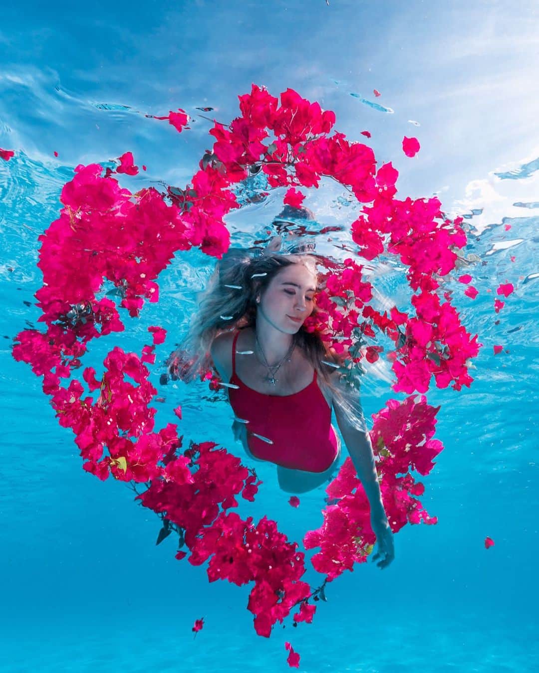 のインスタグラム：「How pink is too pink? 😉 Diving into magenta color with @tmobile 💗 #underwater #underwaterphotography #bahamas #magenta #ad #SimpleGlobal」