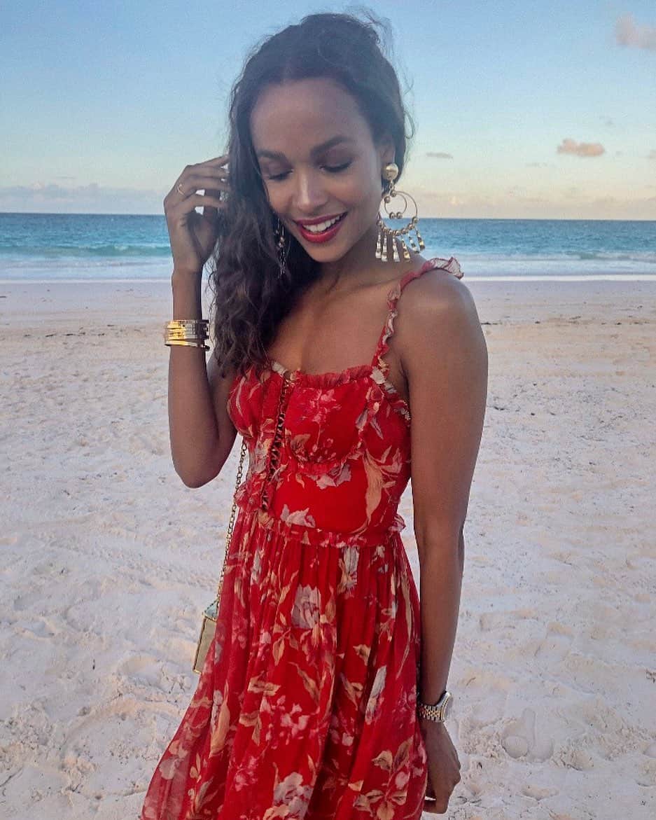 ダニジョーのインスタグラム：「The beach is our happy place 🌊🐚🌅 @francesaaternir in the Delancy earrings and Hawn bracelet set • tap to shop #dannijogirls」