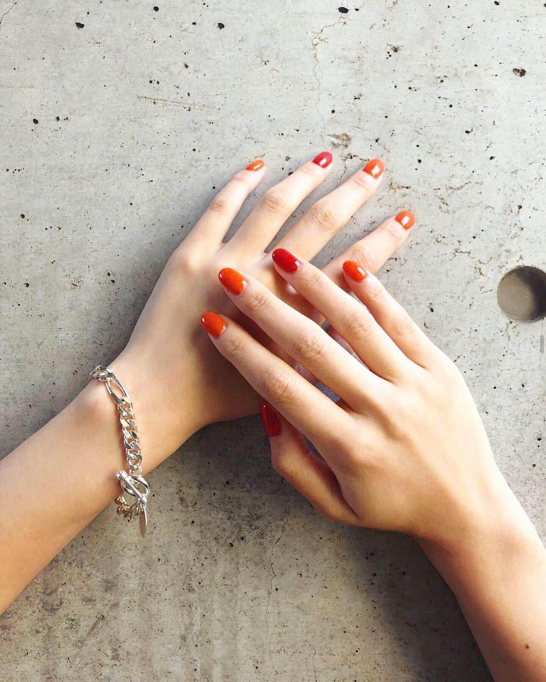 湯浅喬子のインスタグラム：「orange nail🧡 、 質問の多いnailは orangeです。 来週新しいネイルに変えるけど💅 、 acceは 大好きな @seadsmara ✨ 、 今日のトップスはベージュ系のリネン素材が 欲しくて、取り急ぎfifthでget✨ しかも50%offだった！ 、 #nail#code#new#newnail #ootd#fifth#fifthtl#orange #ナチュラルリネンスリーブレストップス」