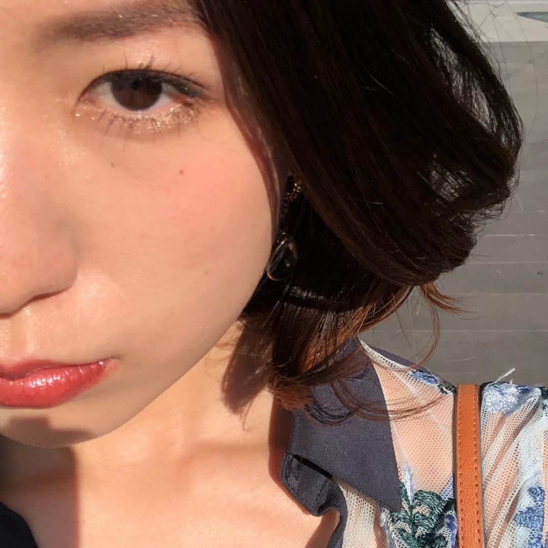 azのインスタグラム：「《ワタシダイバーシティ》﻿ ﻿ 絶対に化粧を崩せない日が女にはある、と言いましたが、それは決してデートだからとかじゃないんすよ。別に何もないよ。﻿ ﻿ 「今日はあたし、完全無欠のいい女なの。誰も声すらかけられないくらい。」﻿ ﻿ というテンションで生きるには頭の5センチ上から足つけた半径10センチまで完璧でいる必要があるのです。個人比で。その時に化粧が崩れてていいと思います？﻿ ﻿ なぜそのテンションで生きる必要があるのか。いやないんですよ、別にいらない。でも私の人生にはそういう日と意気込みが必要なだけということ。何かを演じることで私が形成されていくタイプの、わたしなので。﻿ ﻿ だから自分の本心というものが、演じた上での本心なのか、本当に奥底から湧いてきたじぶんの気持ちなのか、わからなくなりそうじゃないですか。でもそんなことはなくて、それも私だしあれも私だよね、というワタシダイバーシティを採用してるので、結構気楽です。﻿ ﻿ ﻿ そういえば「たくさんの知識や歴史を知ると、逆に生きづらくなる。いままで何も感じてなかったことに対しても、敏感になってしまった（悪い意味で）」という言葉を見かけて、結構ショックだった。「知らなければよかったワ」なんて恋愛ソングで歌い尽くされた常套句だけれど、恋愛以外では知らなければよかったワ案件はそんなにないと思ってたから。﻿ ﻿ でもそうだよなー、知らないままでも幸せに暮らせてるなら、なんで空が青いかとか、月が輝くのかなんて知らなくていいんだよ。みんなが博識になる必要なんてない。正しさの押し付けと同じで、博学の押し付けも必ずしも世界平和への一歩ではないのだよなと。﻿ ﻿ ﻿ それも私、あれも私、のワタシダイバーシティにおいては複数人を自分の中に形成するから博識であることは大切なのだけど、ダイバーシティにおいては博識な上で鈍感力も大切なんだなぁ、と思った次第でございます。﻿ ﻿ さあここでみんなの #知らなければよかったワ案件 を募集します。イイネ！と思った案件は番組特製QUOカードをプレゼントするぞ。﻿ ﻿ 私はね、直近だと「撮影後に鼻毛出てるのに気がついた時」ですね。フォトショでヨロ。﻿ ﻿ ﻿ ﻿ ﻿ #ハッシュタグが何もつけられない﻿ #長文﻿ #コラム﻿ #メイク﻿ #自意識の塊」