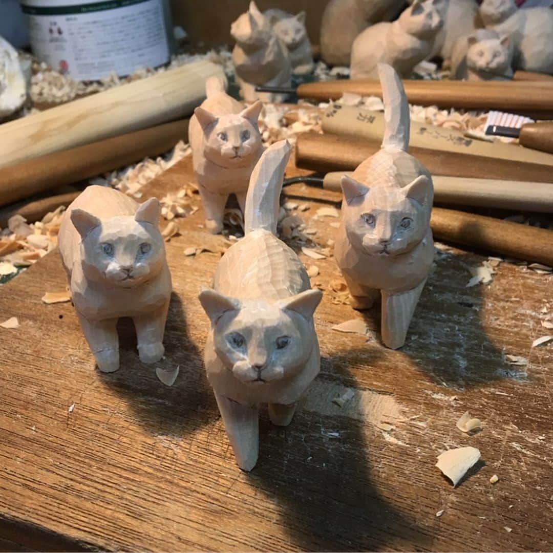 yamanekoのインスタグラム：「①きたきたきた！ ②そして静かに去って行く。  #遊んでる場合じゃ無い#ねこねこ展10 #猫の引き出し #猫が待っているから帰ります展#バンナイリョウジ#ねこ #ねこ部 #cat #ねこすたぐらむ #catstagram #sculpture #woodworking」