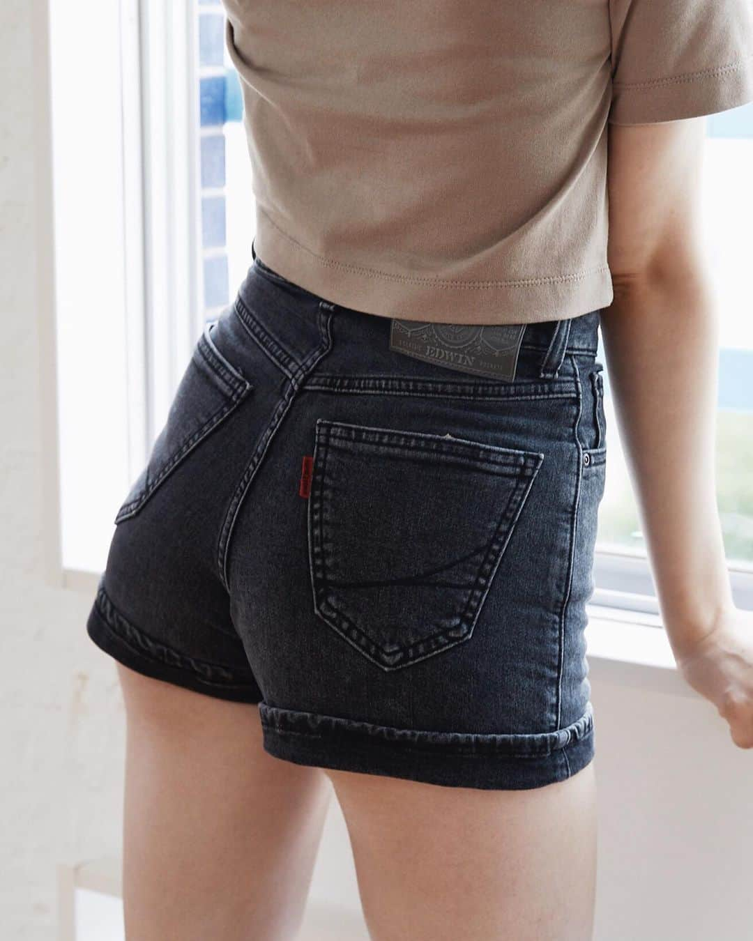 Juemiさんのインスタグラム写真 - (JuemiInstagram)「SOMETHING DENIM SHORTS / ¥11,000+tax @something_jean コラボ 日本製デニムショーパン 。 ストレッチがきいており、ボディラインにフィットします。 これからの季節、水着と合わせて着ていただくのもおすすめです。 XS〜M size #juemi #juemistyle #ju989 #juemixsomething」6月23日 22時36分 - _juemi_