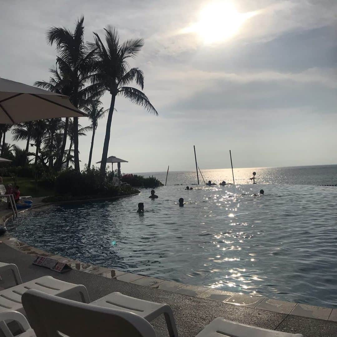 知念美加子さんのインスタグラム写真 - (知念美加子Instagram)「Moon Beach Hotel 🌙 ・ ・ ・ 今回滞在したムーンビーチホテル⛱思い出の場所というのもあるけど、ダーリンが建築物として気になるって事で、隈なく散策❤️ ・ ・ 1975年に沖縄県内初の本格的なリゾートホテルとして誕生したこと。 ・ ・ 設計士の國場さんの言う、「人間は無駄がないと寂しいんだ、遊びがないと」という言葉。 ・ ・ 効率にとらわれず、無駄を肯定する。という意味を体感。 ・ ・ ・ ・ 2人でウンウンと頷きなながら散歩してました🌺笑 ・ ・ ・ もちろん、新しいものにも魅力があるけど、古くから愛される理由を知ることもいいもんだ❤️ ・ ・ ・ ・ #ホテル #hotel #沖縄 #okinawalife #設計デザイン  #ちねんのすすめ」6月23日 22時36分 - chinenmikako