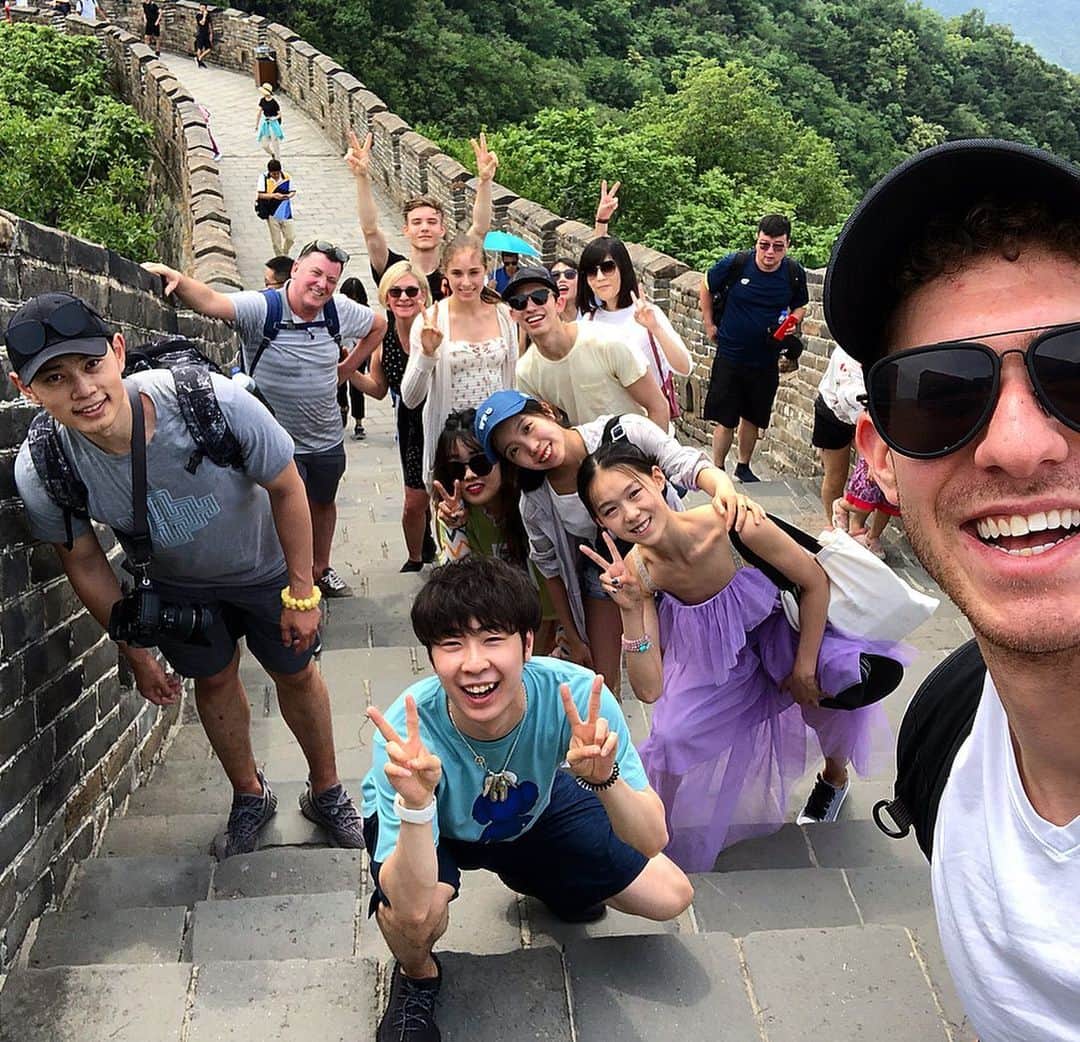 ジェイソン・ブラウンのインスタグラム：「It was a GREAT day!!! 😍🇨🇳☀️ • Spending Olympic Day in Beijing seems pretty fitting! 🤷‍♂️😉🤞#Beijing2022 #TheGreatWall #Beijing #China #OlympicDay」