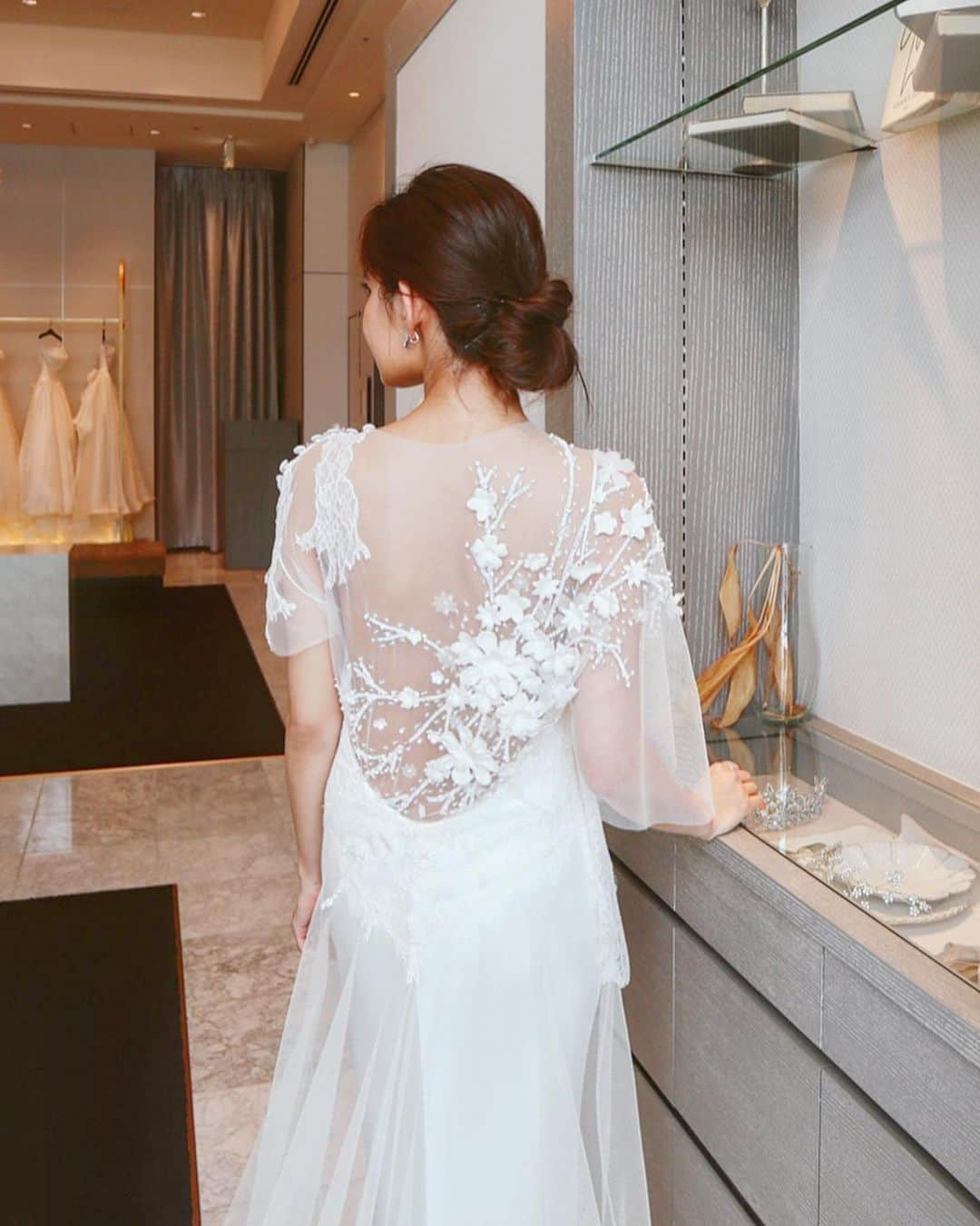 畑有里紗さんのインスタグラム写真 - (畑有里紗Instagram)「ようやく結婚式の 二次会ドレスが決まった〜😭❤︎ 以前からインスタを見て気になっていた Amtteliebeに最近ドレス試着に行って やっと運命の出会いが...❤︎ . . 繊細なレースやスパンコール、 スリーブが入ってるもの、袖がアシメトリーなど 珍しくて可愛いドレスがたくさんありました👏 インポート系も可愛かった🥺 どれも可愛くて悩んだけど 本番着るドレス以外を載せます👗 . 結婚式とイメージを変えたいのもあって 時間をかけて探したけど ようやく決まって安心🥺❤️ . @sho_arii.wedding  #Amtteliebe #アンテリーベ #二次会ドレス#結婚式準備#プレ花嫁 #2019秋婚#ドレス試着#ドレス試着レポ #ウェディングニュース#みんなのウェディング」6月23日 22時32分 - arii_m36