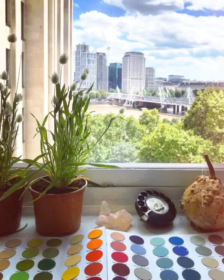 Tea and sittingのインスタグラム：「👃🏼💭🌿 I had such a great day @vogue yesterday meeting some really lovely and open creatives who were SO up for experiencing the ‘Sensory Room’ I’d created...Helping to bring back sensory memories, they opened boxes, drawers, jars and tins which held a collection of smells from the ordinary to the exotic. They also got to choose colours which they felt matched different sounds, and it was brilliant to see people connecting their stories and memories to new creative thought...I was in my element! 🤩 ( This was part of the view from the Sensory Room and if you tap you can hear some of the soundscape I played, created for me by @jules_from_inside_the_walls ) 👂🏼🔊✨ #synesthesia #synaesthesia #sensoryroom #sensorymemories #sensory #consciouscreativity #thesenses」