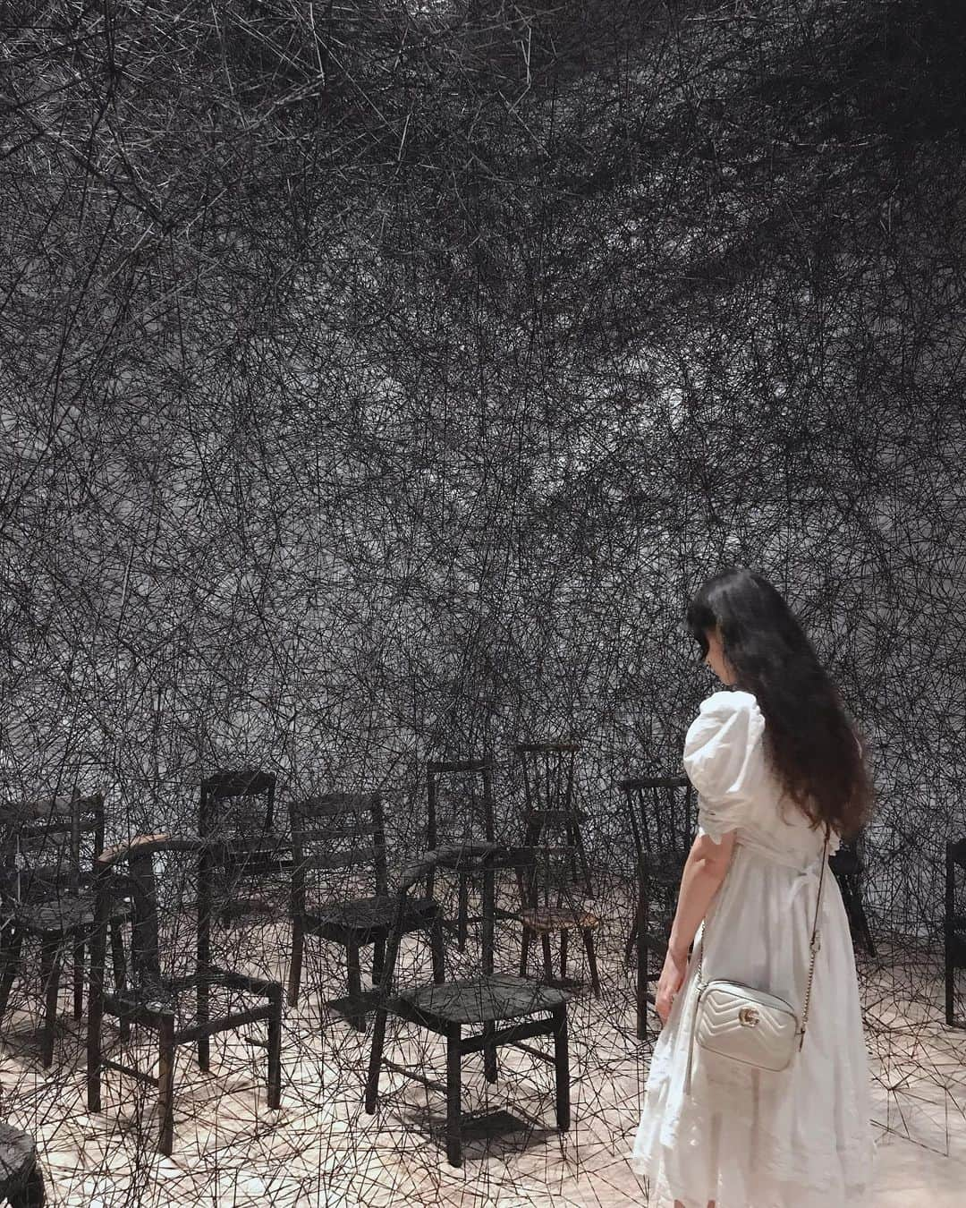 小藪奈央さんのインスタグラム写真 - (小藪奈央Instagram)「#ChiharuShiota exhibition at Mori Art Museum in Tokyo  Really interesting 🌡 ドレスの展示も実際に見たかったな、、 #塩田千春」6月23日 22時37分 - nao_now