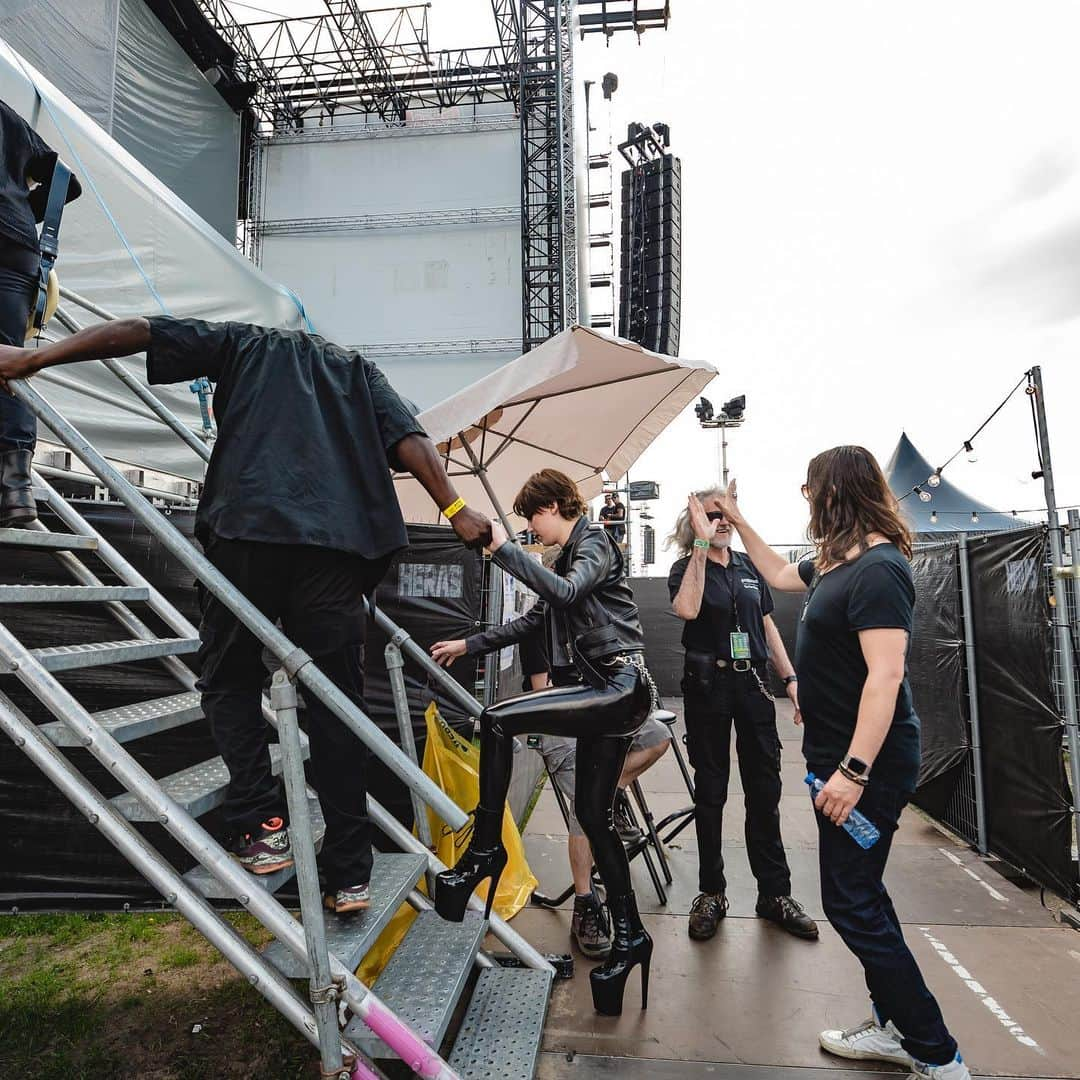 ジー・ヘイルさんのインスタグラム写真 - (ジー・ヘイルInstagram)「@graspopmetalmeeting #graspop @judyhwon #halestorm」6月23日 22時41分 - officiallzzyhale