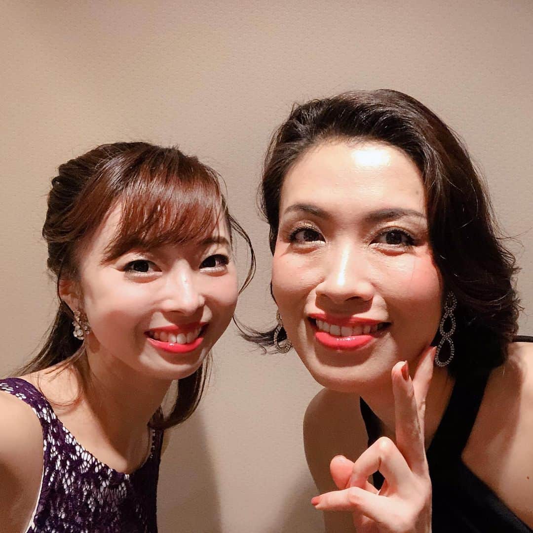 音花ゆりさんのインスタグラム写真 - (音花ゆりInstagram)「. . 昨日 十輝いりすさんのサロンコンサート 無事に終わりました🎵🎵🎵 . 星組で、3年ほどしかご一緒しなかったとは思えないほど思い出いっぱいの方… 大らかで優しくて素敵でカッコよくて面白くて。卒業されてからは、可愛くて美しい部分が更にパワーアップされてて、いつ会っても魅力に溢れまくった方なのです😍❤️ 今回、20周年のサロンコンサートにお誘い頂いて、とても嬉しく光栄でした🙇‍♀️✨ . まさこさんにとっての思い出の曲、お気に入りの曲がたくさん詰まった内容で(トークは生まれたところから遡りました)まーちゃんの歌声やトークはお人柄通り、あったかくてカッコよくて…… さらに令和のモーツアルト、いっくん(#伊藤辰哉 さん)の演奏とろんろん(#岡本寛子 さん)の演出で、2回公演共に大盛り上がりとなり、参加できて本当に幸せでした😊✨🎵 . . 稽古場から顔を合わせれば爆笑だった日々…終わってしまったと思うと寂しいです😔 . . またいつの日かまーちゃんとデュエットできますように☺️ . . #十輝いりす さん  #20周年 #サロンコンサート #第一ホテル東京 #ありがとうございました #感謝」6月23日 22時41分 - otohana.yuri