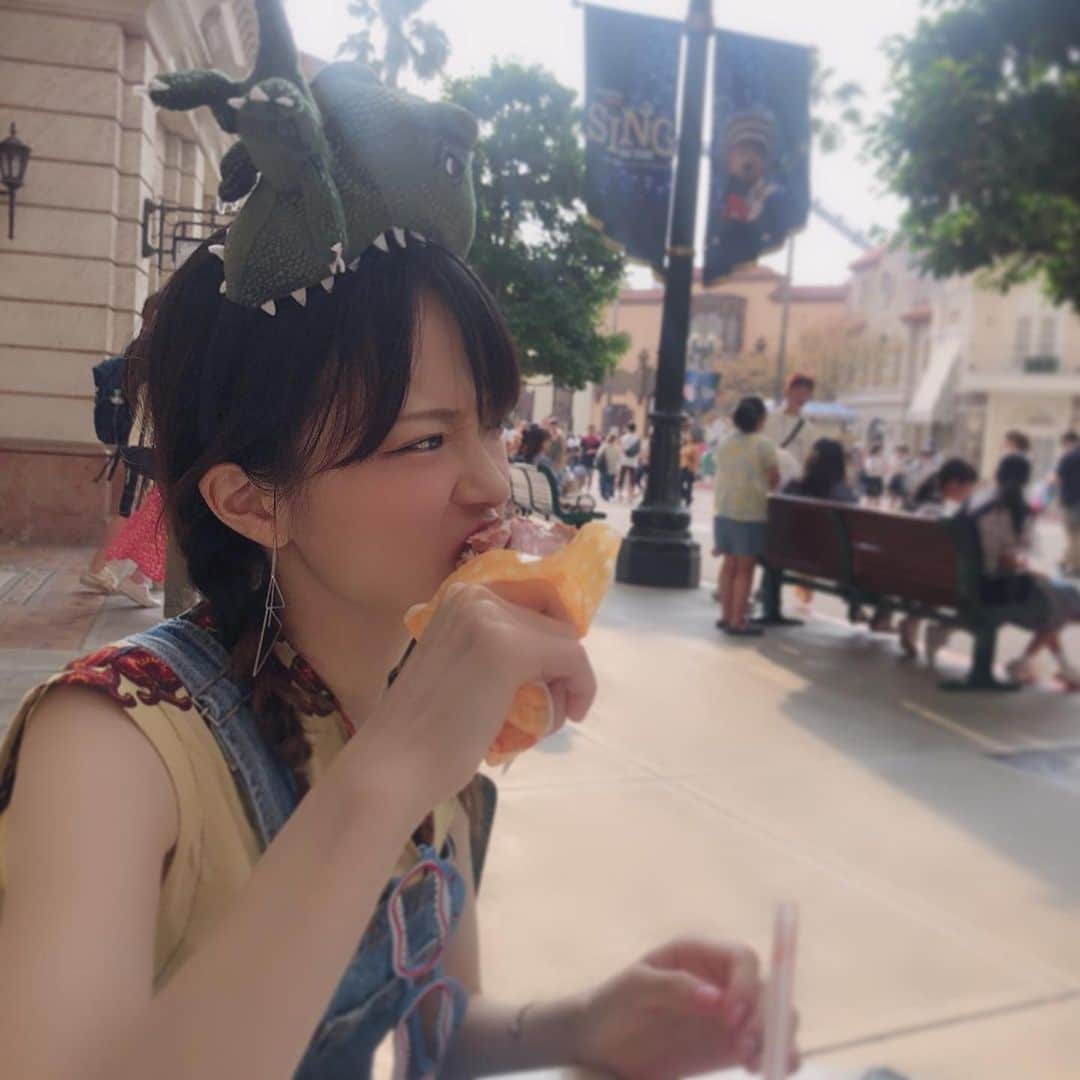 のインスタグラム：「. だいすきな場所にだいすきな人たちと♡ . . . 今までで一番怖かった #フライングダイナソー、 安定の絶対外せない #ハリドリ❣️ ほのぼの休憩かねて（笑）#ジョーズ🦈 可愛いかった #美少女戦士セーラームーンザミラクル4D 🌙 #ゴジラ対エヴァンゲリオン の #第3新大阪市 にはかなり興奮した🤤✨ #SINGONTOUR の再現度、想像超えてた🎤‼️ #スパイダーマン も割とレギュラーで乗る🕷♩ #ルパン三世カーチェイスxrライド 映像とリアルの融合が神。 #ゴーゴースケートボード 吐く。笑 #ユニバーサルスペクタクルナイトパレード 4回目くらいやけど、まだまだ新しい発見あり👀！ . そんなこんなの幸せなある日。 ユニバ貸切を体験すると、ほんと、 普通に行けなくなるよね（笑） もう30分未満しか並ばれへん🙈💦 . #ユニバ #USJ #ユニバーサルスタジオジャパン #UniversalStudiosJapan #ユニバ貸切 #usj貸切ナイト #enjoy #happy #fun #friends #love . #上村茉冬 #Mafuyu #Kamimura #avex #FLARE #followme #MafuyuK💋 #avexartistacademy」