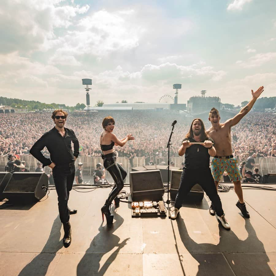 ジー・ヘイルさんのインスタグラム写真 - (ジー・ヘイルInstagram)「@graspopmetalmeeting #graspop @judyhwon #halestorm」6月23日 22時43分 - officiallzzyhale