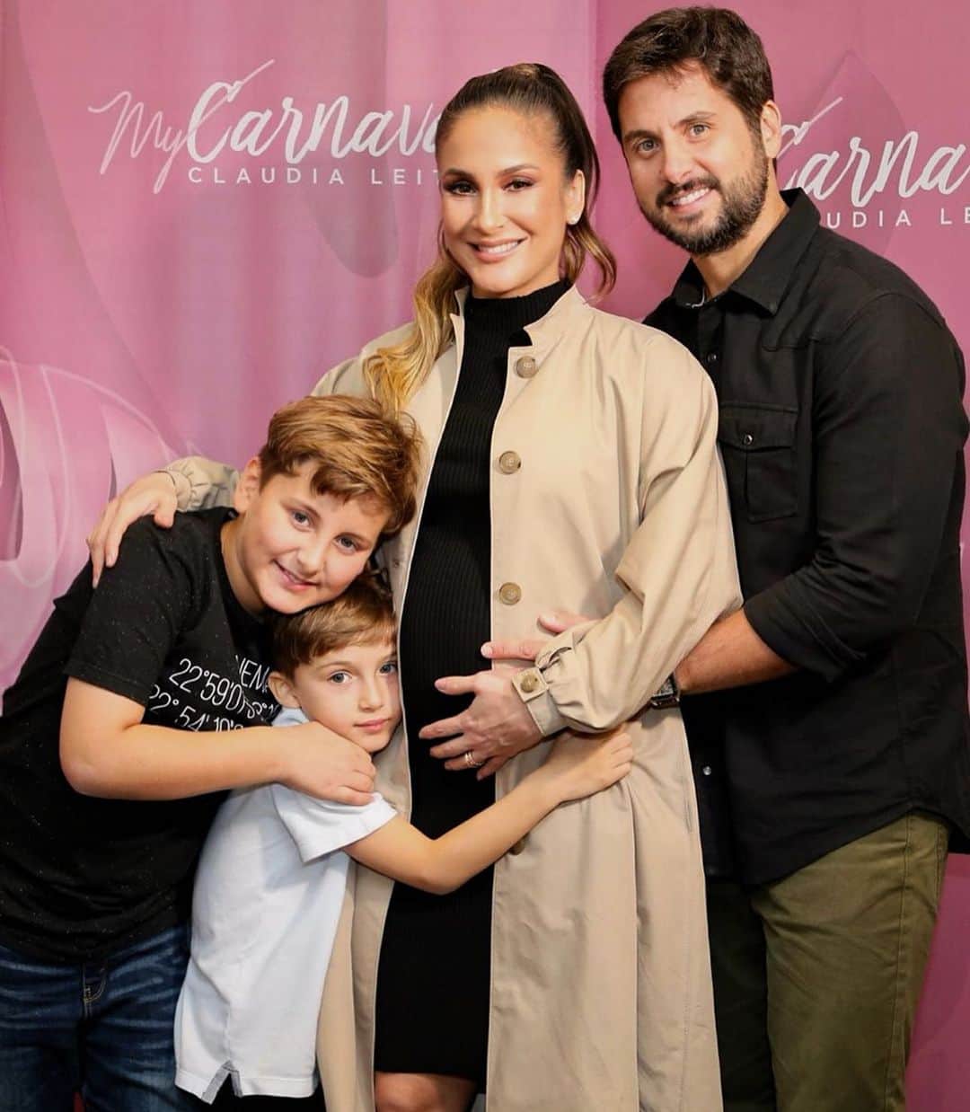 Claudia Leitteのインスタグラム：「Não é receita de sucesso, viu?-Longe de mim!- Mas, é premissa pra qualquer área da vida: Deus, Família e Trabalho. Necessariamente nessa ordem! Obrigada, #fenaclubes2019! O show foi lindo! Vocês são maravilhosos! A @agenciabrazilnews registrou mais um momento mágico da minha carreira! Amo vcs, Rodrigão e Manu! Valeu, sempre! Ps. Tem um monte de coisas legais nos stories! 👆🏼」