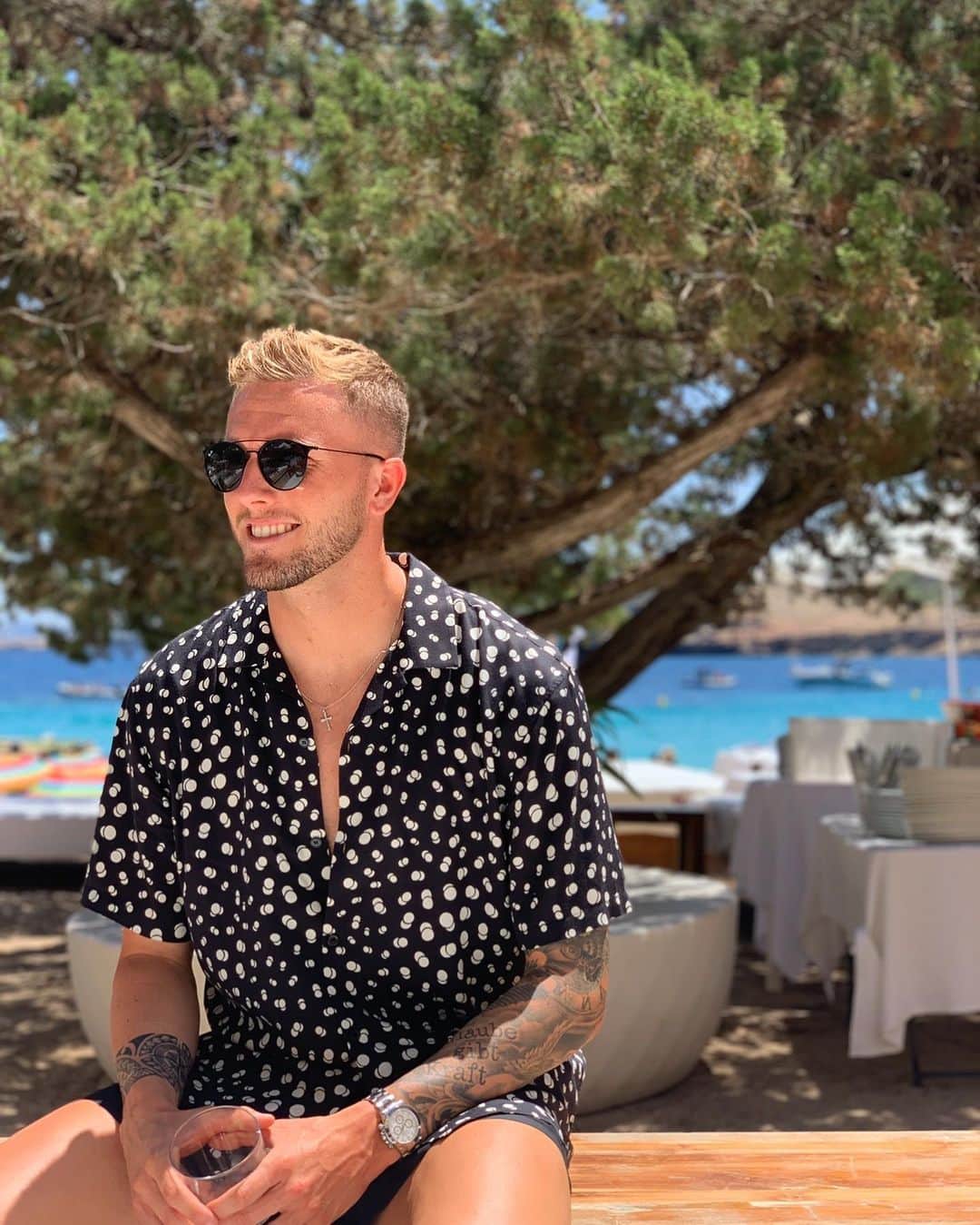 アンドレ・ホフマンのインスタグラム：「vacation mood 😎☀️🌳🌊 #ibiza」