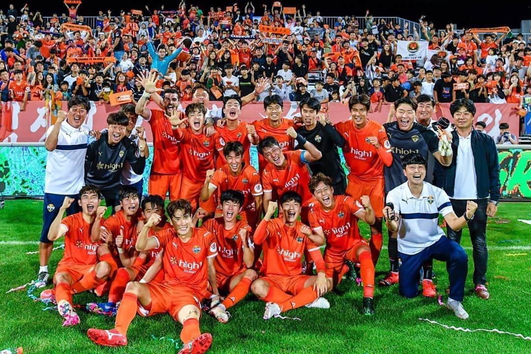 ユン・ソギョンのインスタグラム：「What a game! From 0:4 ➡️ 5:4 Thank you for the amazing support!! . 우리 강원fc 팬분들과 나르샤의 열성적인 응원 덕분에 승리할 수 있었습니다! 감사합니다🧡🧡」