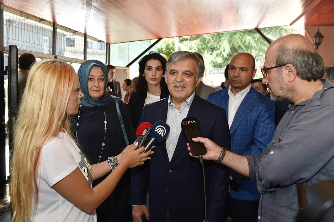 アブドゥラー・ギュルのインスタグラム：「11. Cumhurbaşkanımız Sayın Abdullah Gül, bugün öğle saatlerinde eşi Sayın Hayrünnisa Gül ile birlikte tekrar edilen İstanbul Büyükşehir Belediyesi Seçimleri için Beykoz Şehit İsmail Kefal İlkokulu'nda oyunu kullandı. 📷: @birol.afsar」