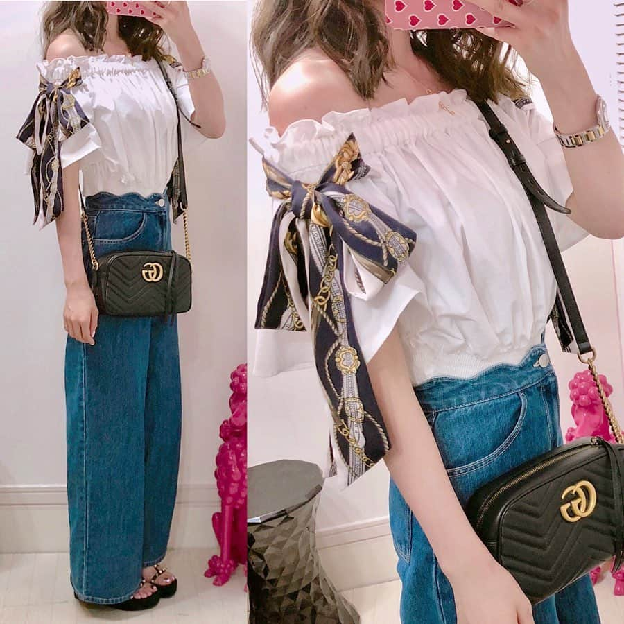 おまみのインスタグラム：「＊﻿ coordinate 。♡﻿ ﻿ tops:eimy﻿stoire pants:eimystoire shose:VALENTINO﻿ bag:GUCCI﻿ ﻿ 休日しか履けないデニム！ このデニムウエストがスカラップになってて可愛いの 。！ ﻿ #coordinate #code #outfit #ootd #wear #fashion #denim #eimyistoire #gucci #guccibag #valentino #コーディネート #コーデ #コーデ記録 #ファッション #エイミーイストワール #デニムコーデ #オフショル #グッチ #グッチバッグ #ヴァレンティノ #おまみ服 #スカーフコーデ #ワイドパンツ #ファッションコーデ #デニムパンツ #オフショルコーデ #夏コーデ #ワイドパンツコーデ #カジュアルコーデ」