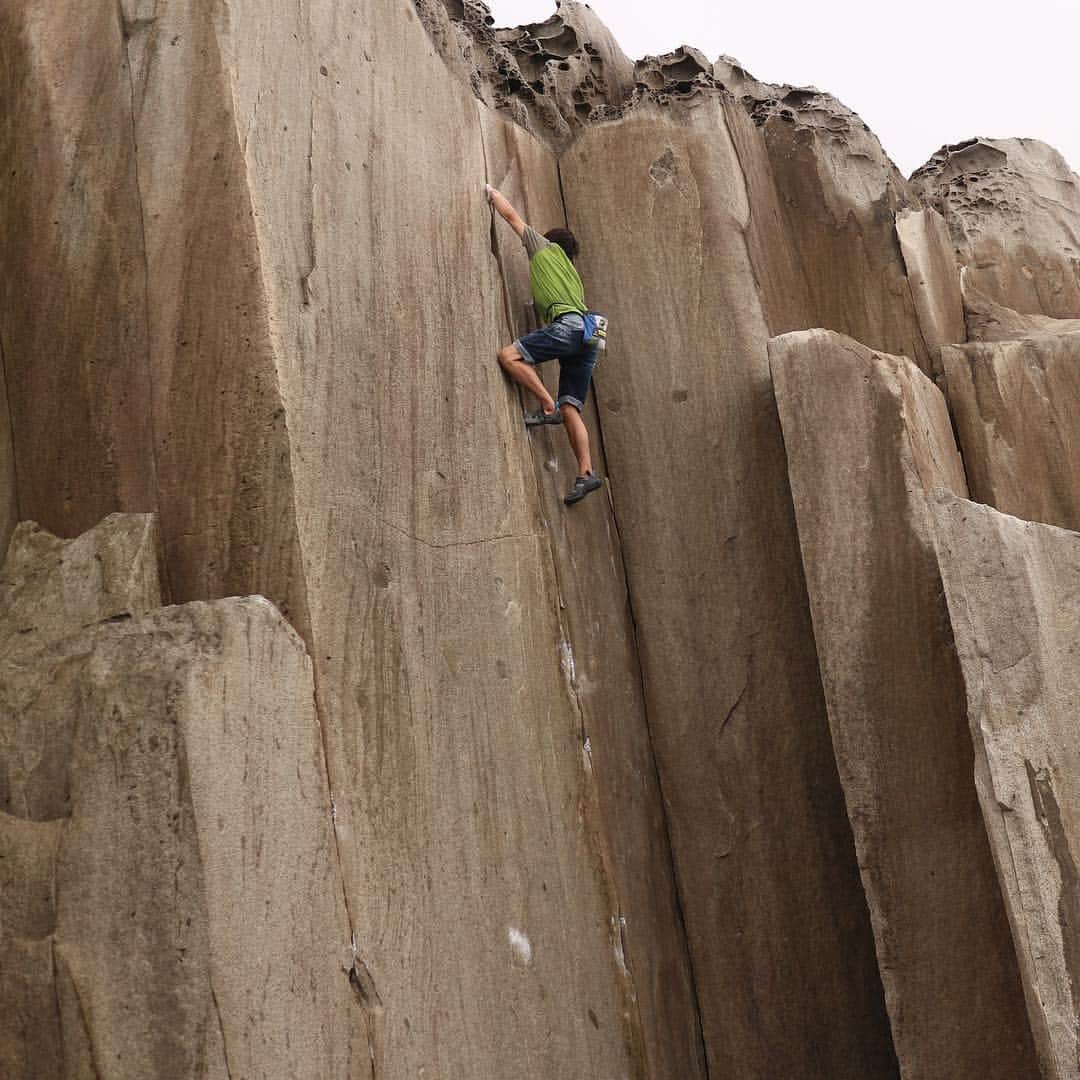 濱田健介のインスタグラム：「Kudan V7, Kyogamisaki. I enjoyed great highball crack and more highballs in yesterday. And I enjoyed fishing too after climbing. I had a good time with @7eri and @eiji_614 . Thanks. 昨日はのむちゃん、えりと経ヶ岬へ。 クソかっこいいハイボール 九段 初段 を久しぶりにやったけど、やっぱ気持ちいいな。九段っていう課題名ね、グレードじゃないよ、、ややこしいな。。 久しぶりに釣りもやって、鯵鯖がまあまあ釣れたし、楽しかった。 @rockmasterhq  @organicclimbing  @unparallelup  @nogradjustfeeling  @camp1889」