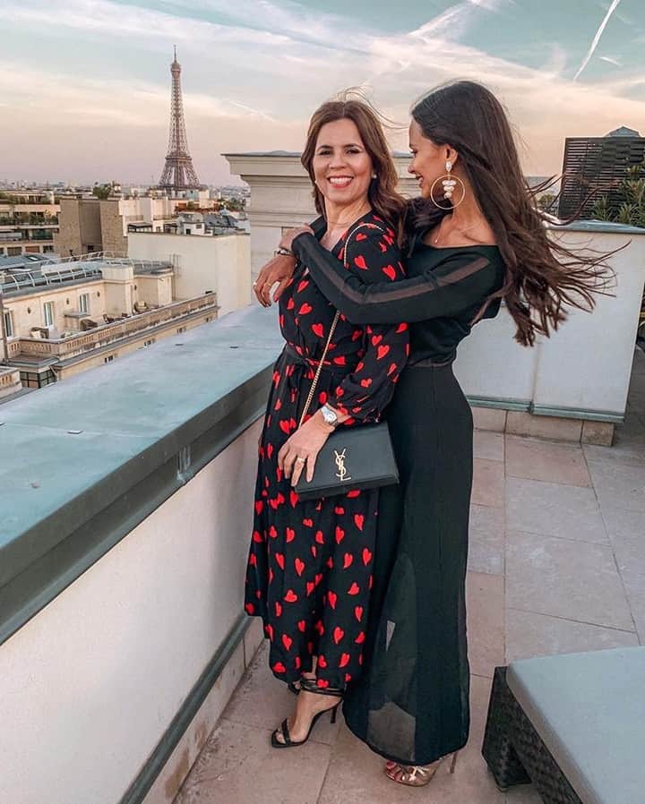 The Peninsula Hotelsさんのインスタグラム写真 - (The Peninsula HotelsInstagram)「@thepeninsulaparis is the perfect place to enjoy rooftop views with friends and family. Right, @hannahromao? #penmoments . . . . . . . #peninsulahotels #luxuryhotels #luxuryhotelexperience #luxurytravel #travel #beautifuldestinations #welltraveled #traveldiaries #jetset #jetsetter #hotel #hotellife」6月23日 23時02分 - peninsulahotels